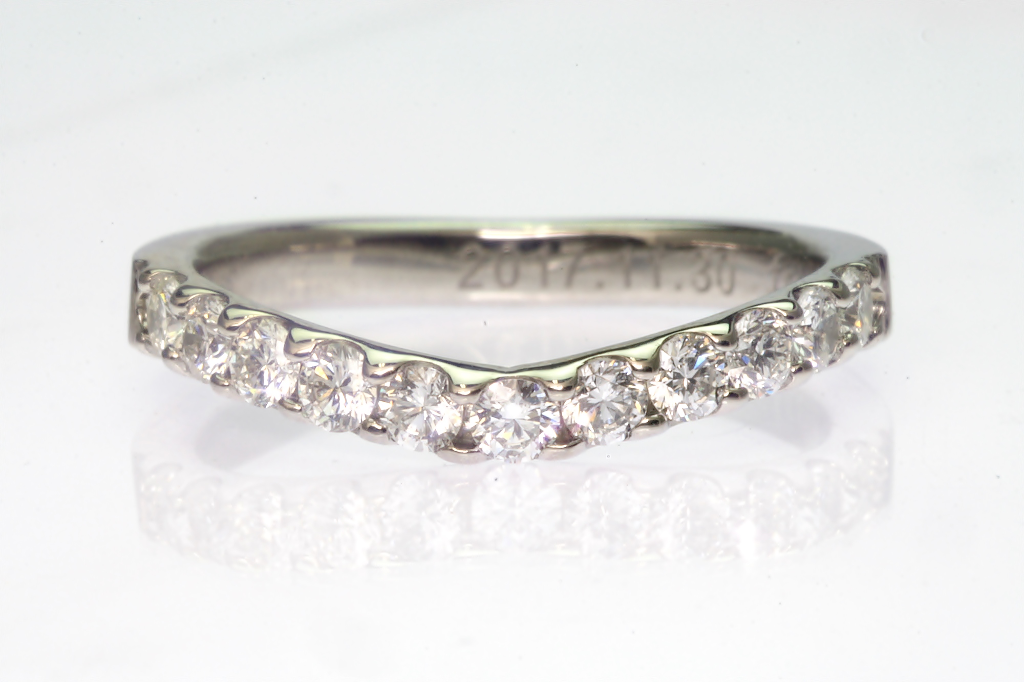 V字のハーフエタニティリング｜婚約指輪の作品集｜結婚・婚約指輪のオーダーメイドは鍛造指輪
