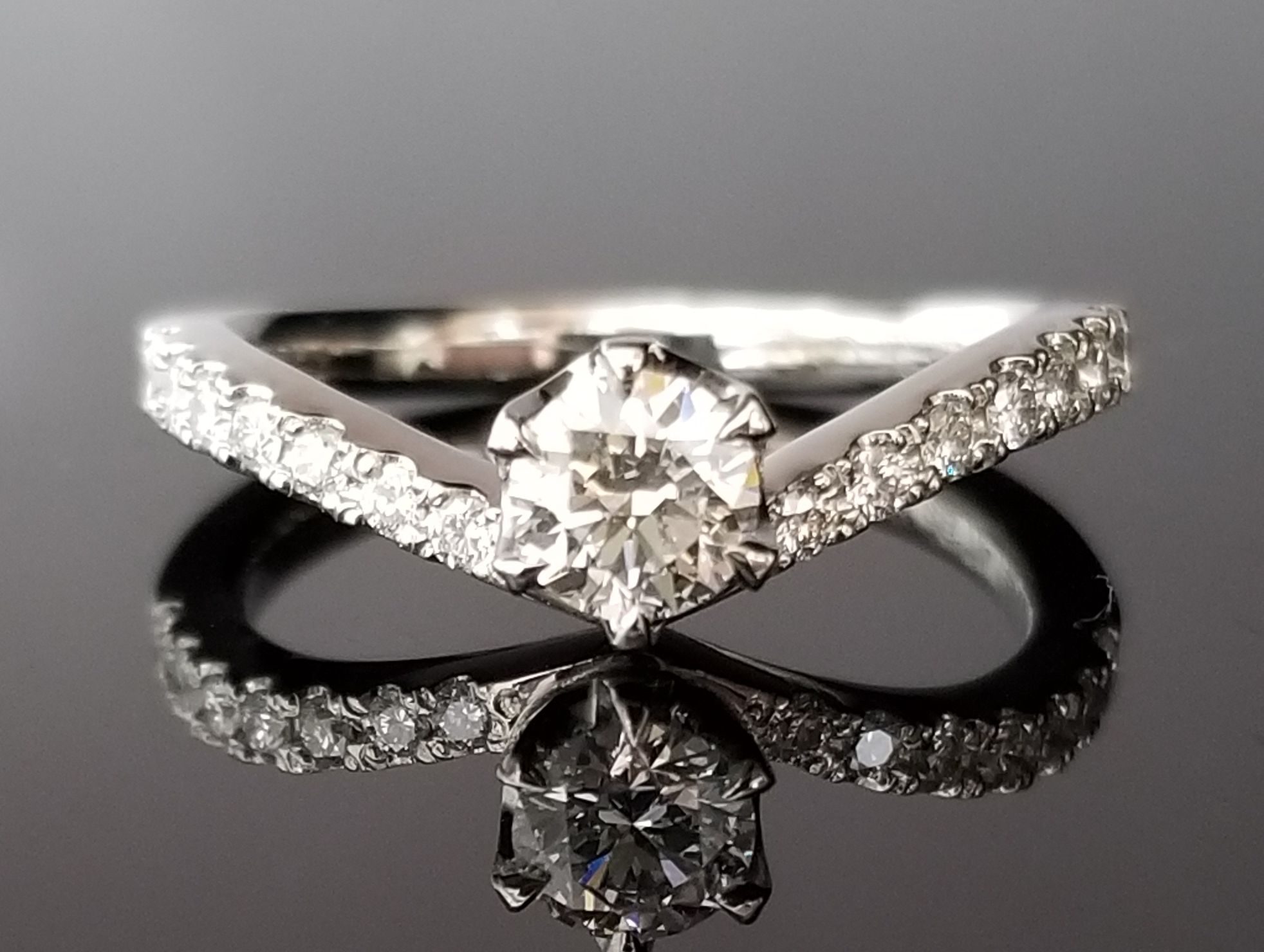 V字リングのハーフエタニティ｜婚約指輪の作品集｜結婚・婚約指輪のオーダーメイドは鍛造指輪
