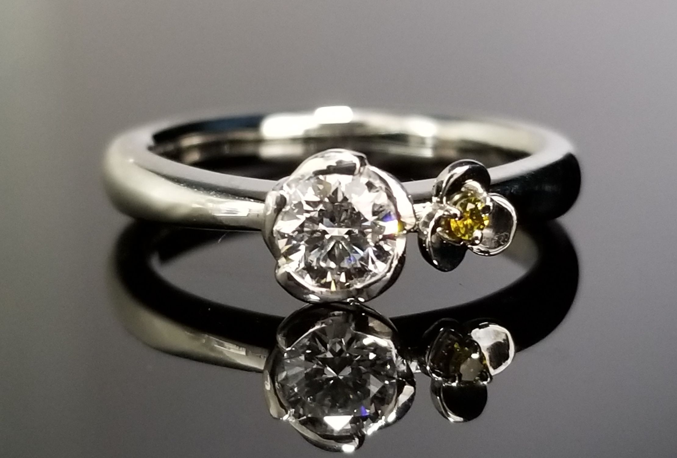 お花モチーフの可憐なエンゲージリング｜婚約指輪の作品集｜結婚・婚約指輪のオーダーメイドは鍛造指輪