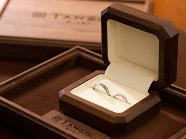 指輪ケースを開いている写真。中には結婚指輪が納められている。