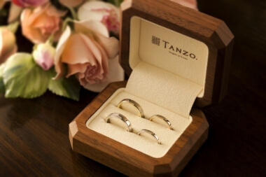 リングピローに収められた結婚指輪と入籍指輪の写真