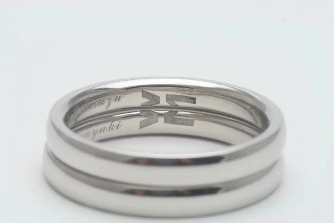 お二人のイニシャルが2本重ねて表れる素敵な刻印 | 結婚・婚約指輪の