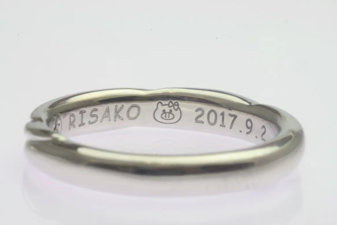 お耳にはリボンを、可愛いぶたちゃん | 結婚・婚約指輪のオーダー