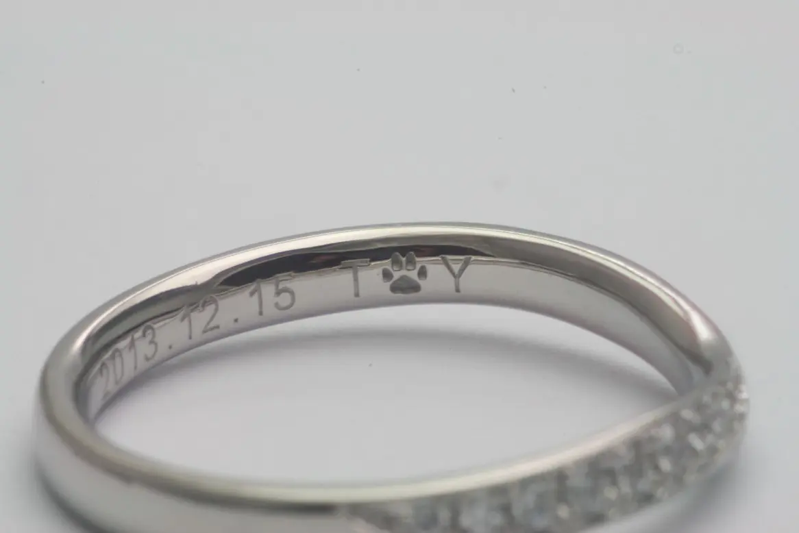 リング　オーダーメイド イニシャルの間に彫刻した足跡がキュート | 結婚・婚約指輪のオーダー