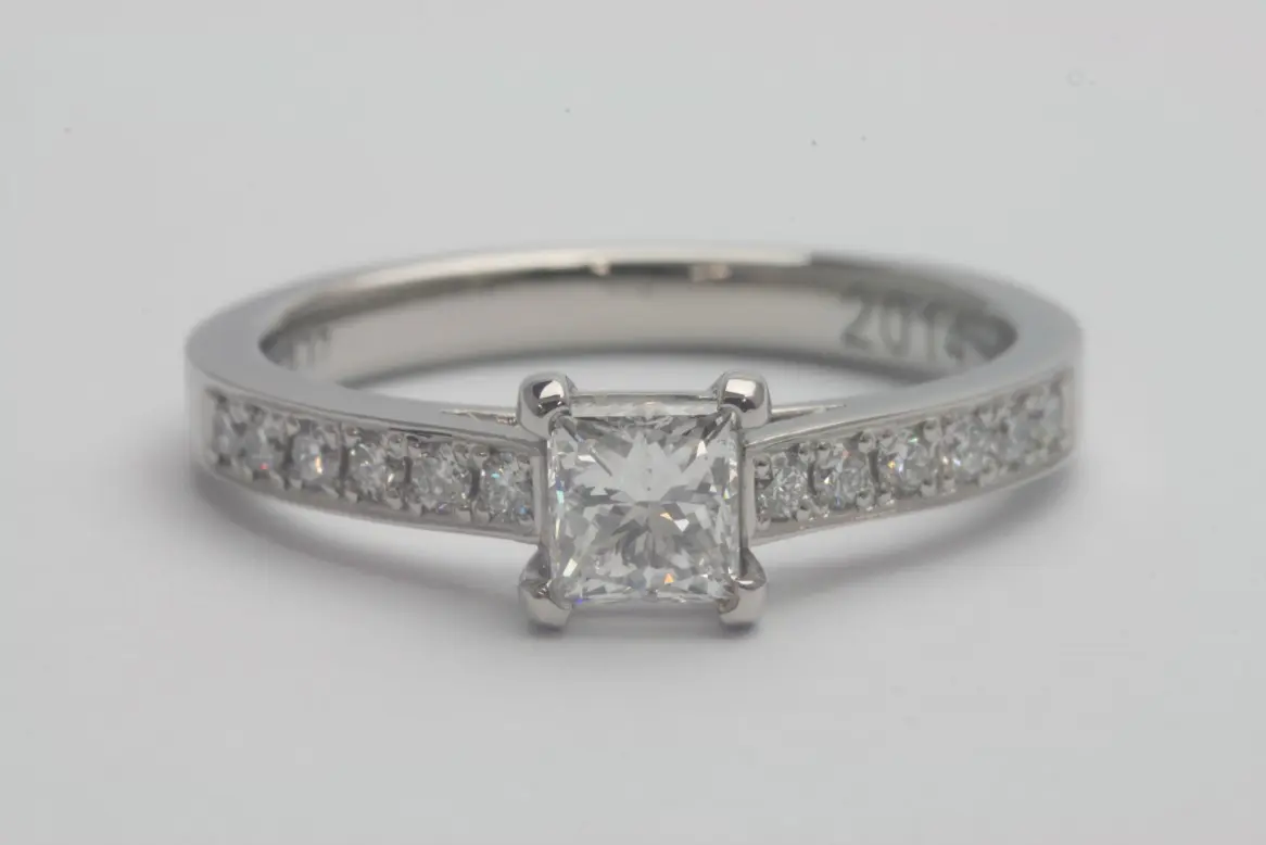 プリンセスダイヤモンド・ハーフエタニティ | 結婚・婚約指輪の プリンセスダイヤモンド・ハーフエタニティ | 結婚・婚約指輪の