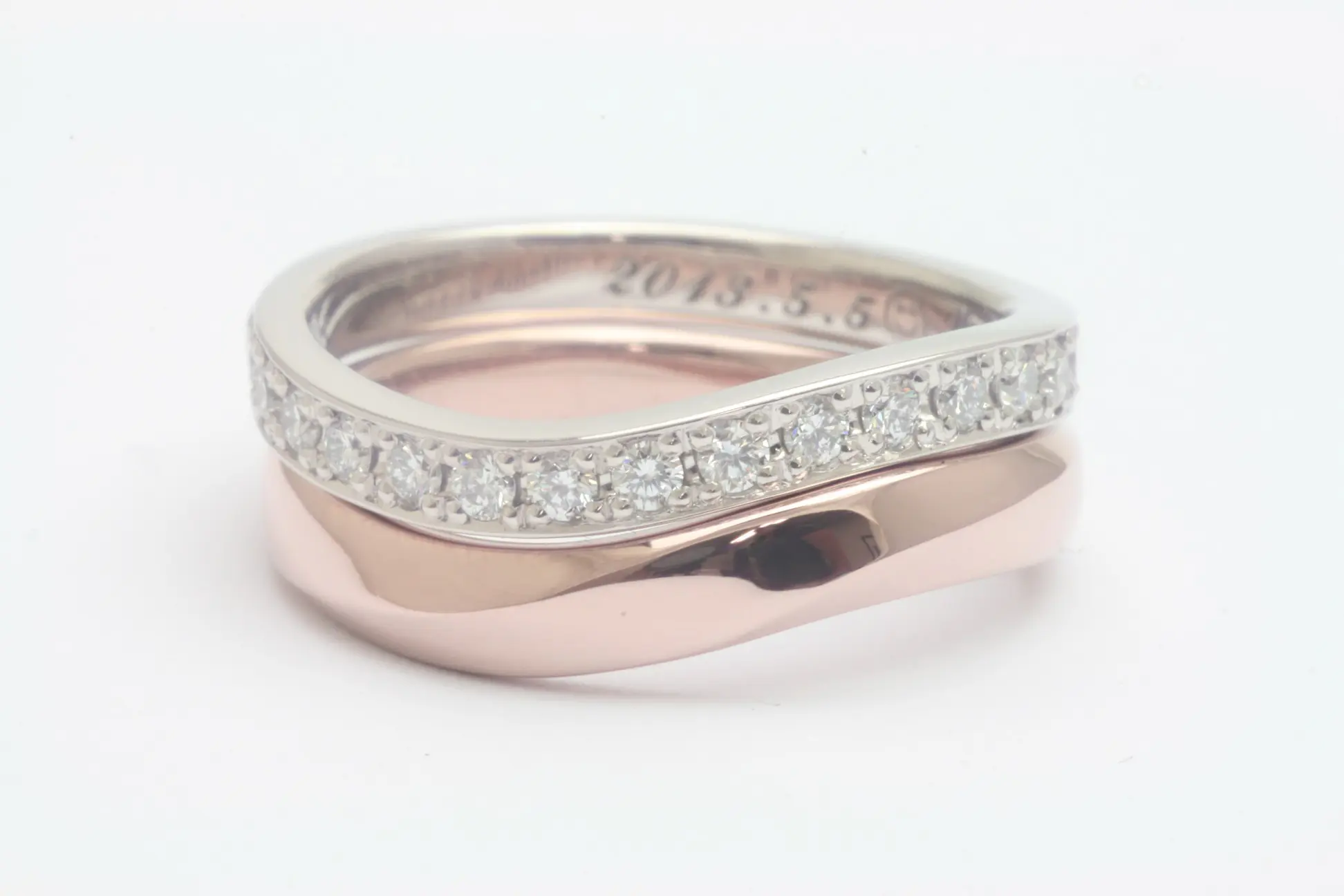ウェーブエタニティリングとウェーブ結婚指輪のセットデザイン | 結婚