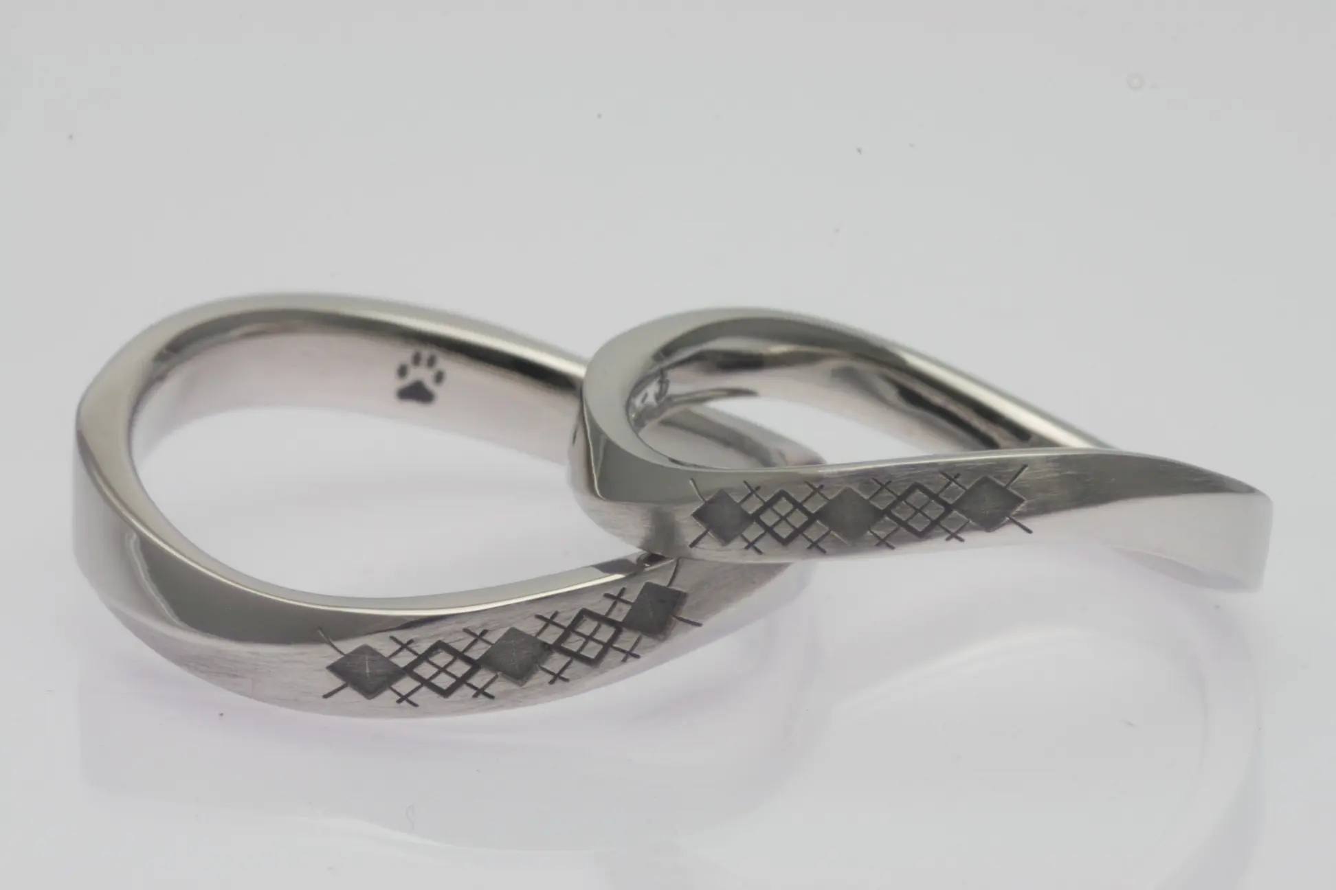 オリジナル刻印メビウスリング | 結婚・婚約指輪のオーダーメイドは