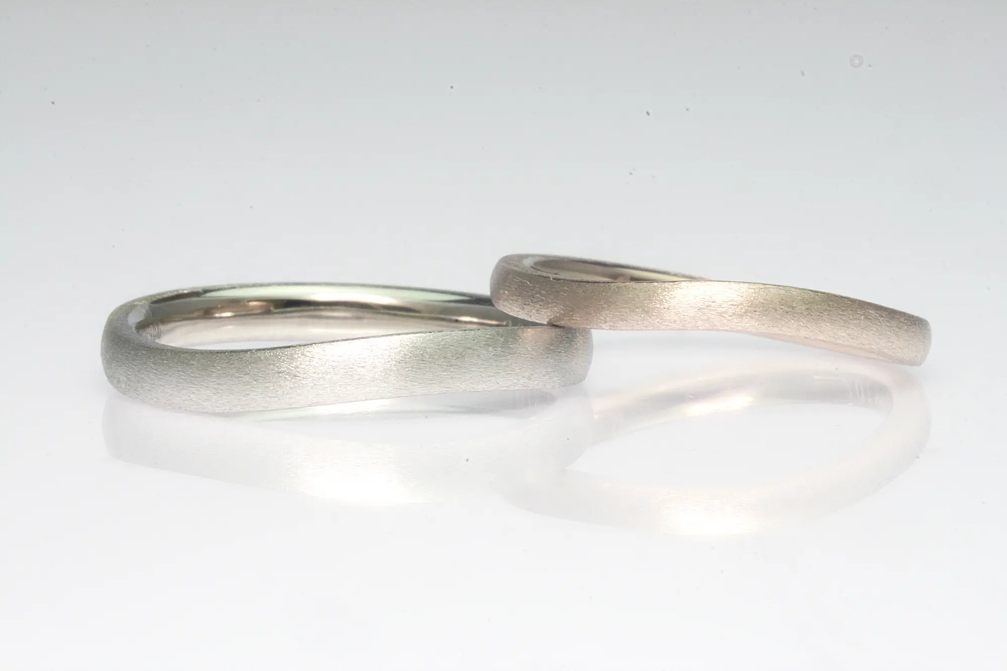 ゆるいS字にマット加工を施した、上品な結婚指輪 | 結婚・婚約指輪の