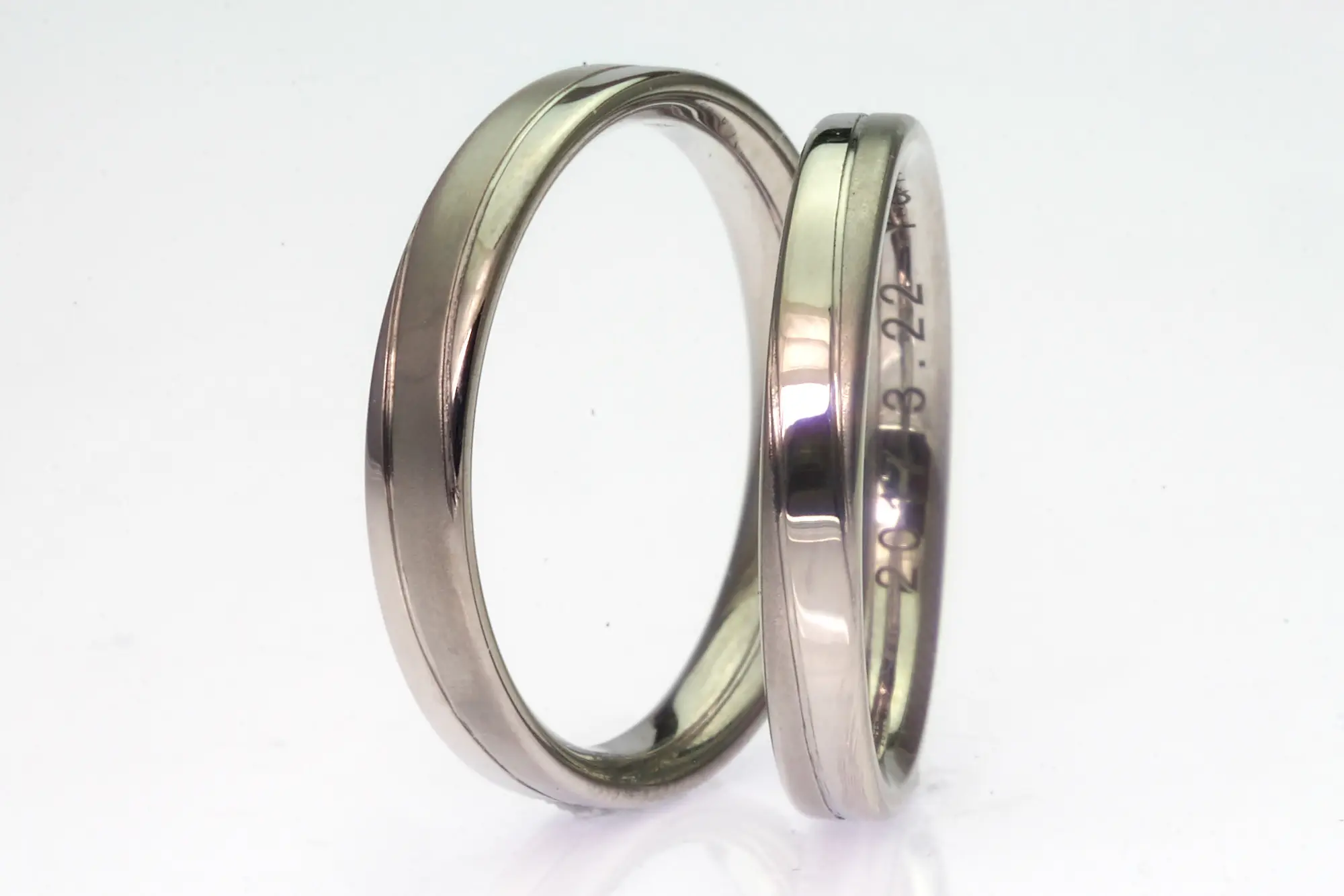 直線的なリングデザインに、ラインで動きを加えて | 結婚・婚約指輪の