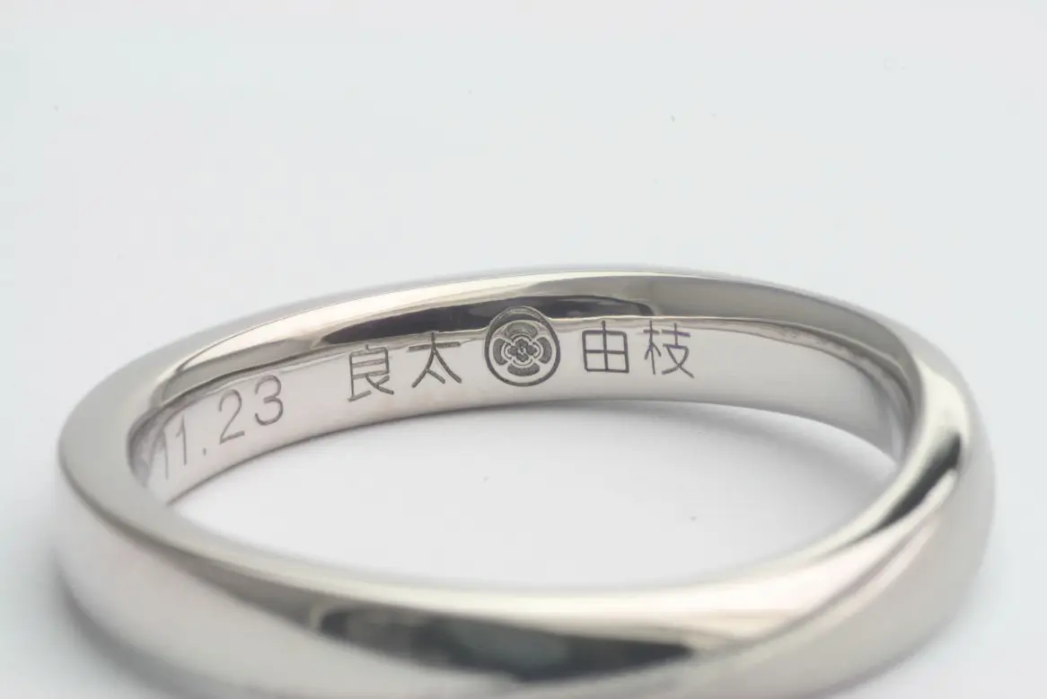 家紋「丸に木瓜」レーザー刻印 | 結婚・婚約指輪のオーダーメイドは