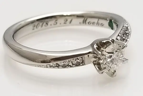 輝くダイヤモンドとエレガントなS字ウェーブ | 結婚・婚約指輪の
