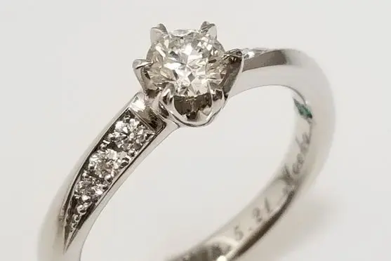 高感度ショップで2023年売れたブランド 輝くダイヤモンドとエレガントなS字ウェーブ 結婚・婚約指輪 | アクセサリー