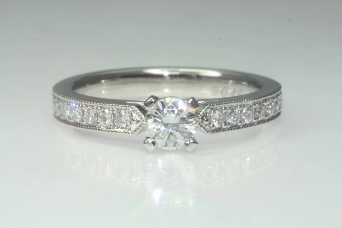 王道アンティークデザイン | 結婚・婚約指輪のオーダーメイドは鍛造