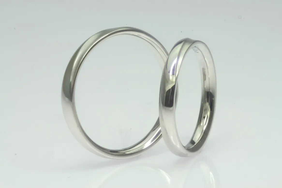 斜めの凹デザインがアクセント | 結婚・婚約指輪のオーダー