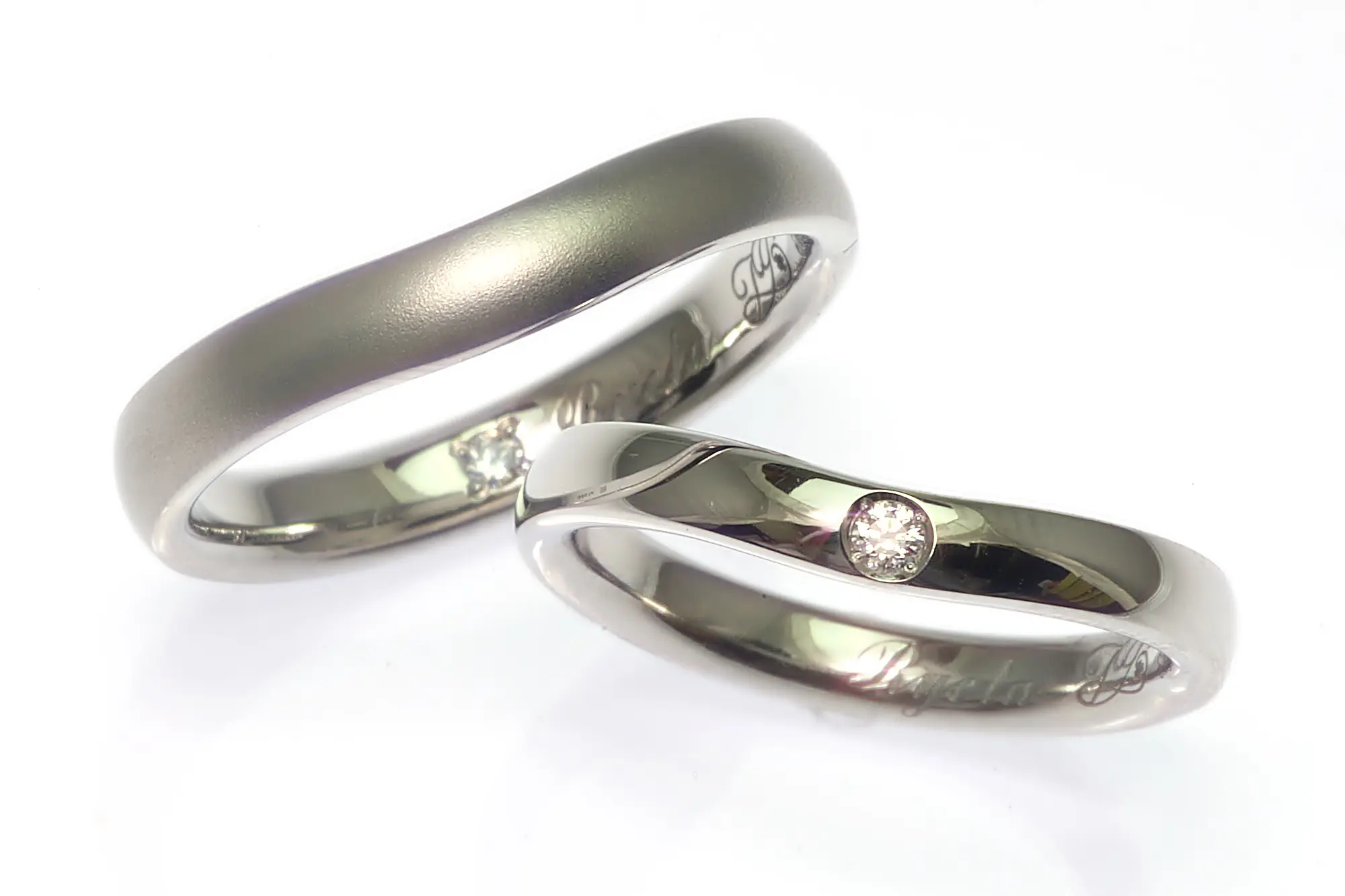 内側刻印にこだわりを！シンプルV字リング | 結婚・婚約指輪の