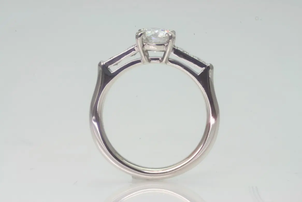 メレダイヤモンドも豪華に | 結婚・婚約指輪のオーダーメイドは鍛造