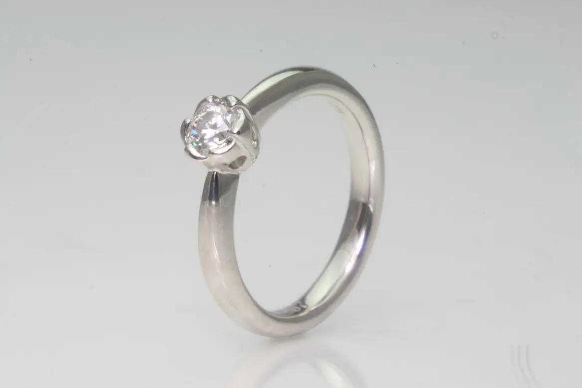 ダイヤモンドを囲うお花デザイン | 結婚・婚約指輪のオーダーメイドは