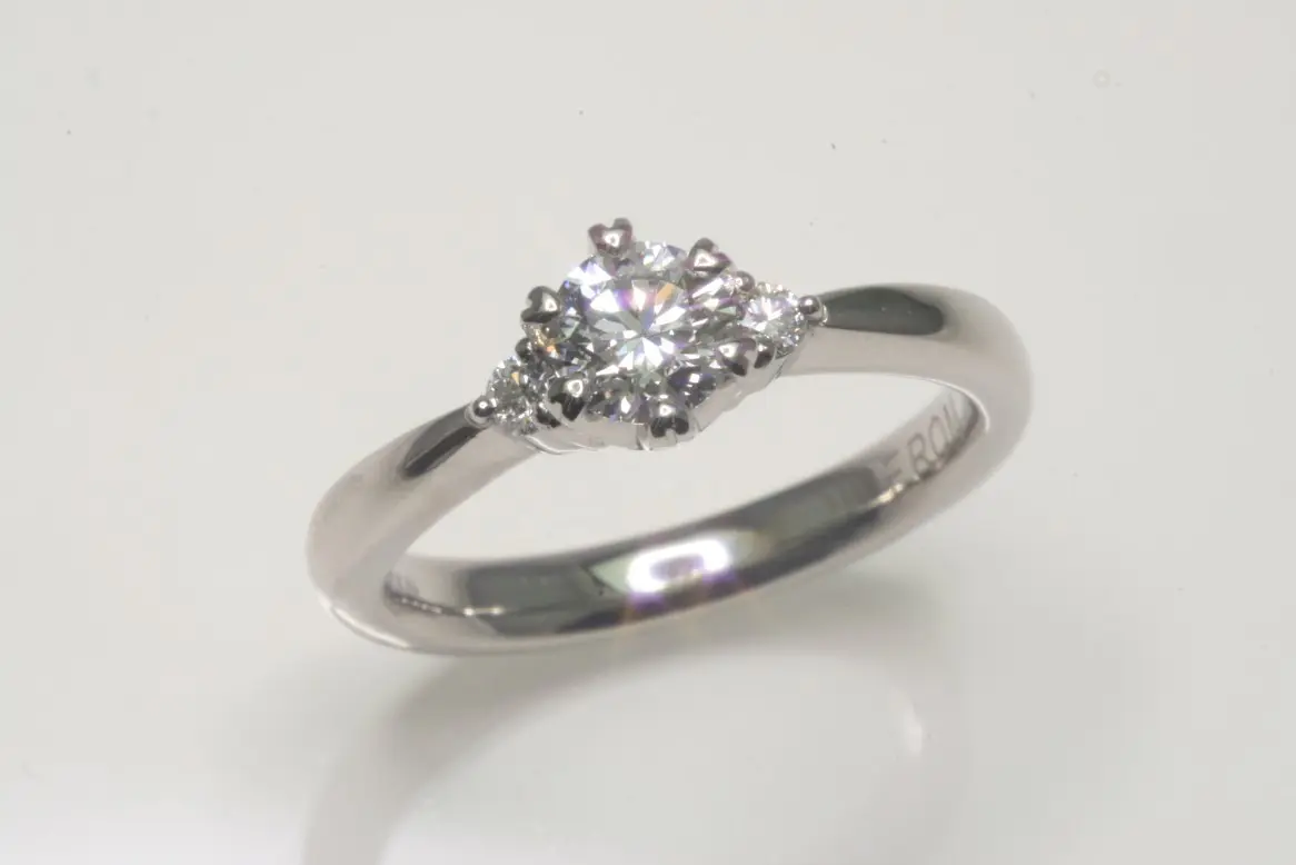 ダイヤモンドを両脇にあしらった華やかなデザイン | 結婚・婚約指輪の