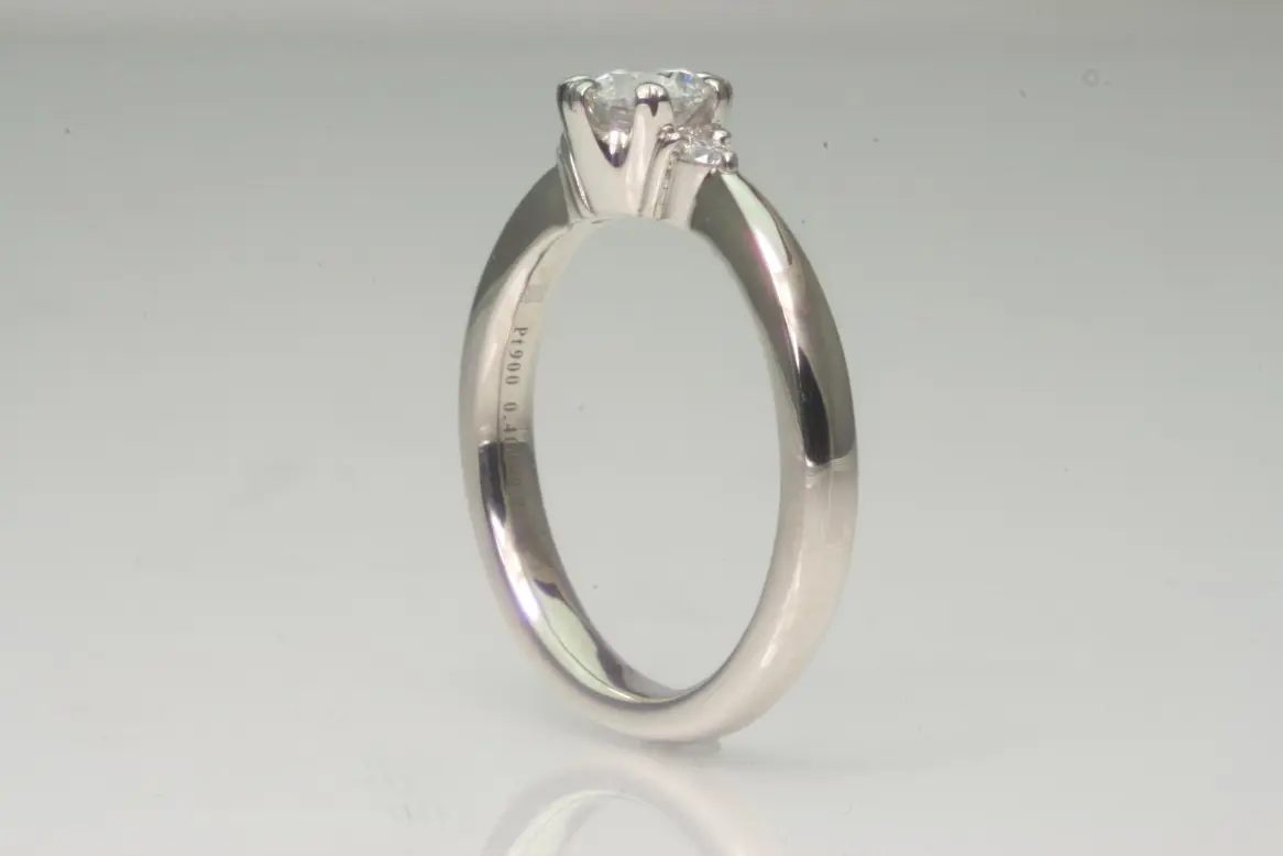 ダイヤモンドを両脇にあしらった華やかなデザイン | 結婚・婚約指輪の