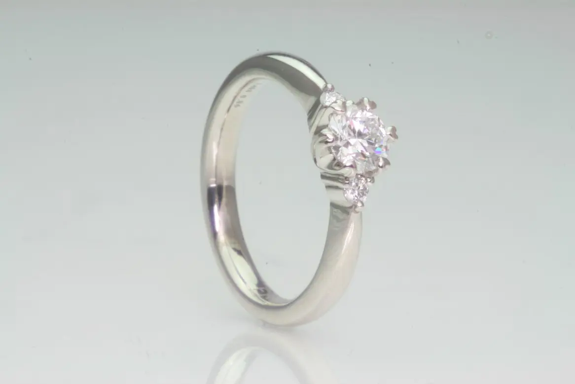ダイヤモンドを両脇にあしらった華やかなデザイン | 結婚・婚約指輪の