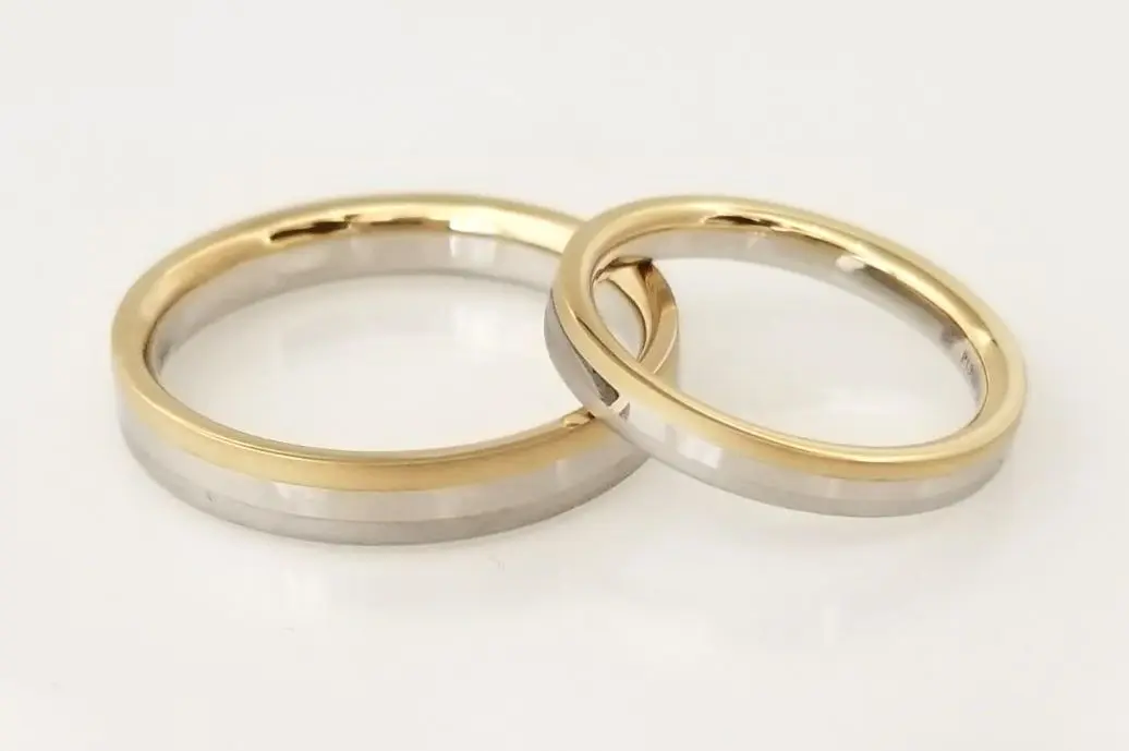 表情を変えた2色デザイン | 結婚・婚約指輪のオーダーメイドは鍛造指輪