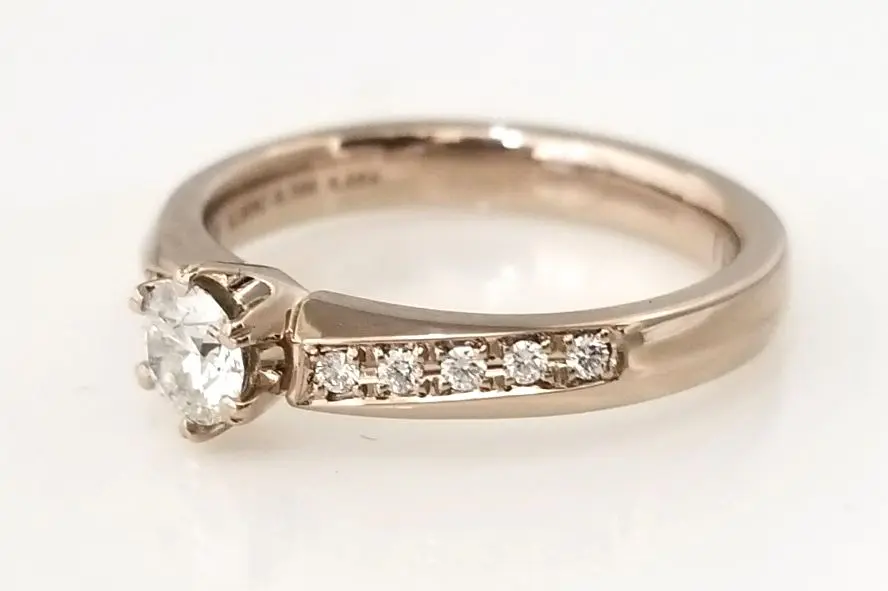 メレダイヤが帯の様に… | 結婚・婚約指輪のオーダーメイドは鍛造指輪