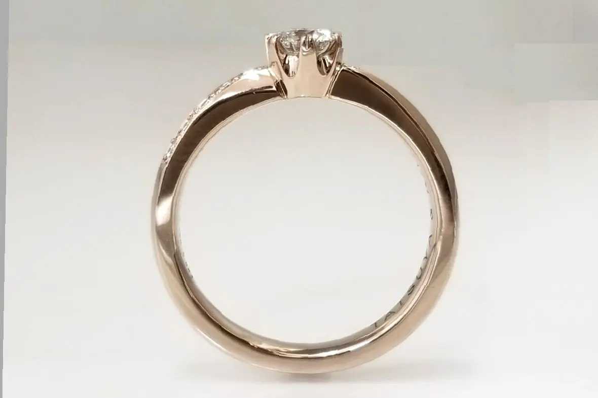 メレダイヤが帯の様に… | 結婚・婚約指輪のオーダーメイドは鍛造指輪