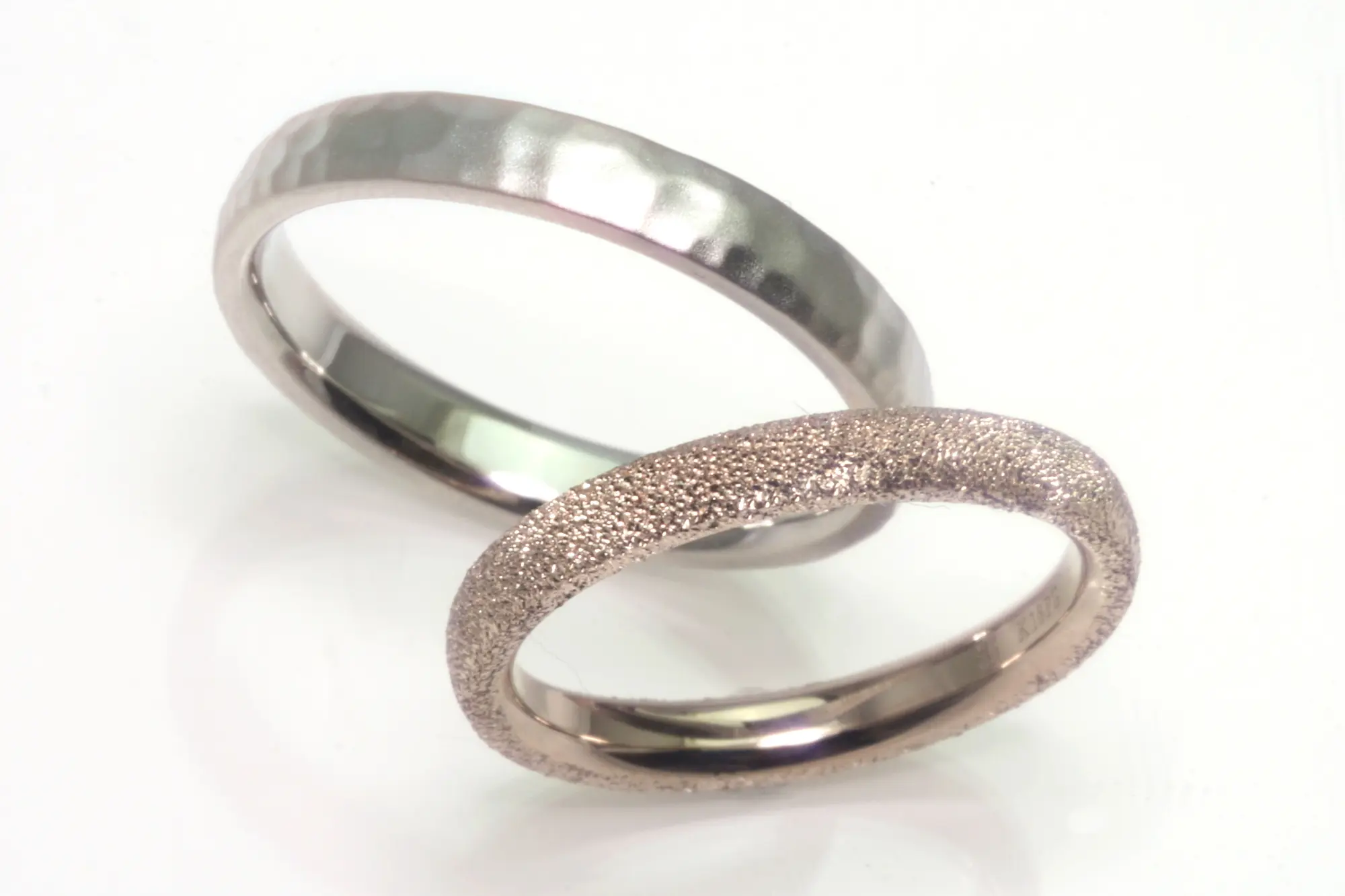 輝きを楽しむ、ストレートのマリッジリング | 結婚・婚約指輪の