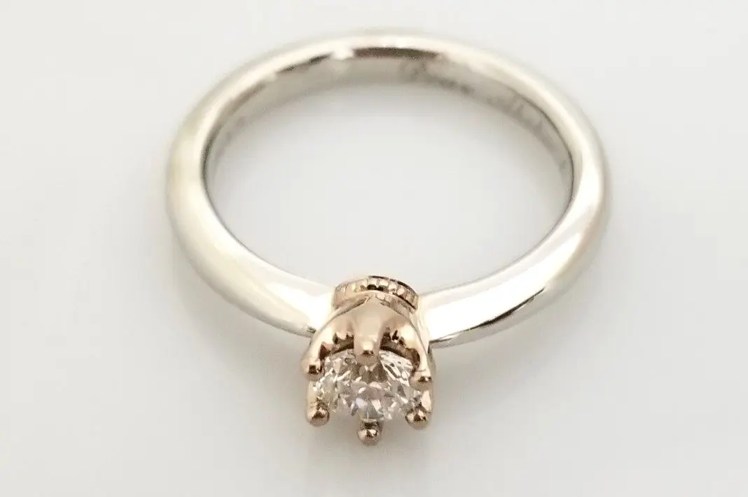 金の冠が素敵なデザイン | 結婚・婚約指輪のオーダーメイドは鍛造指輪