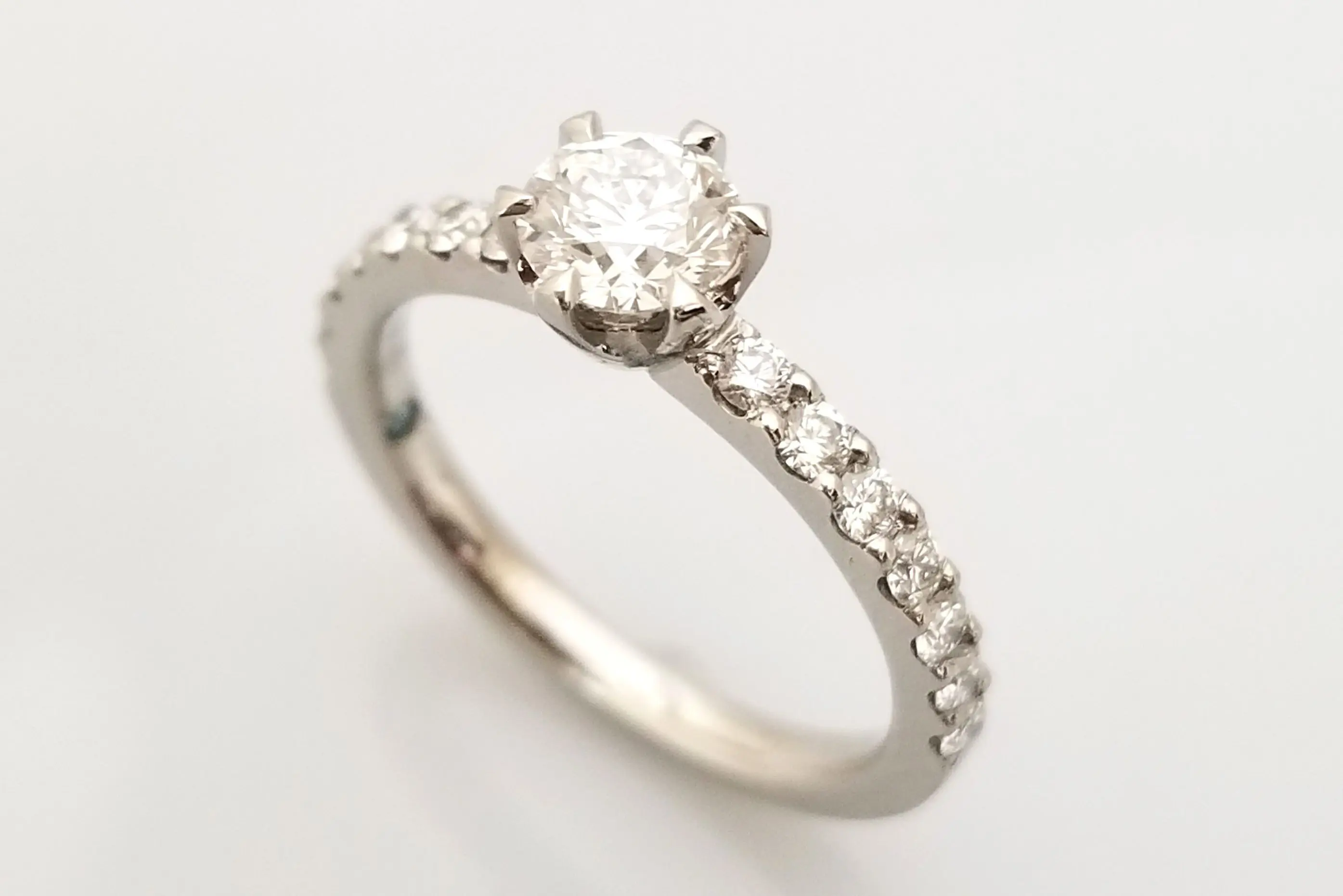 ゴージャスな立爪ハーフエタニティ | 結婚・婚約指輪のオーダーメイド