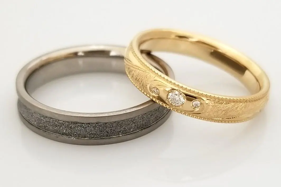 ブラックメッキのシックな指輪とアンティークな指輪 | 結婚