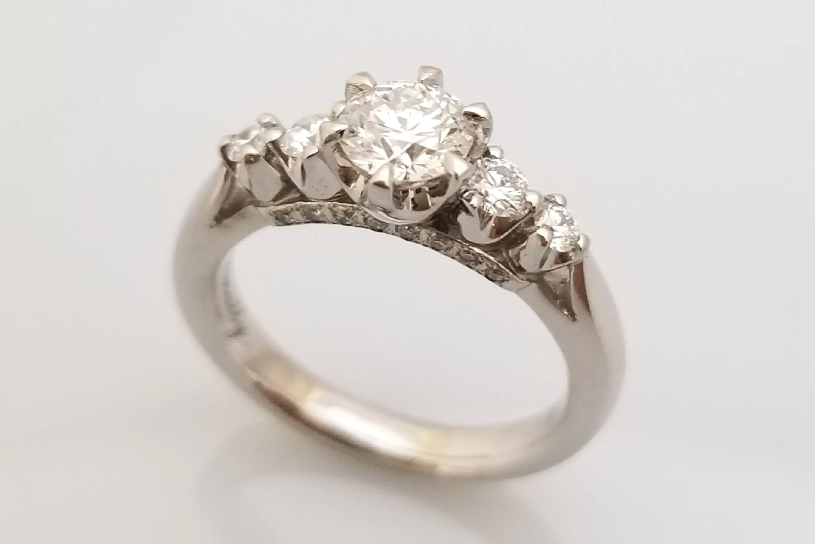 ゴージャスダイヤモンドリング | 結婚・婚約指輪のオーダーメイドは 