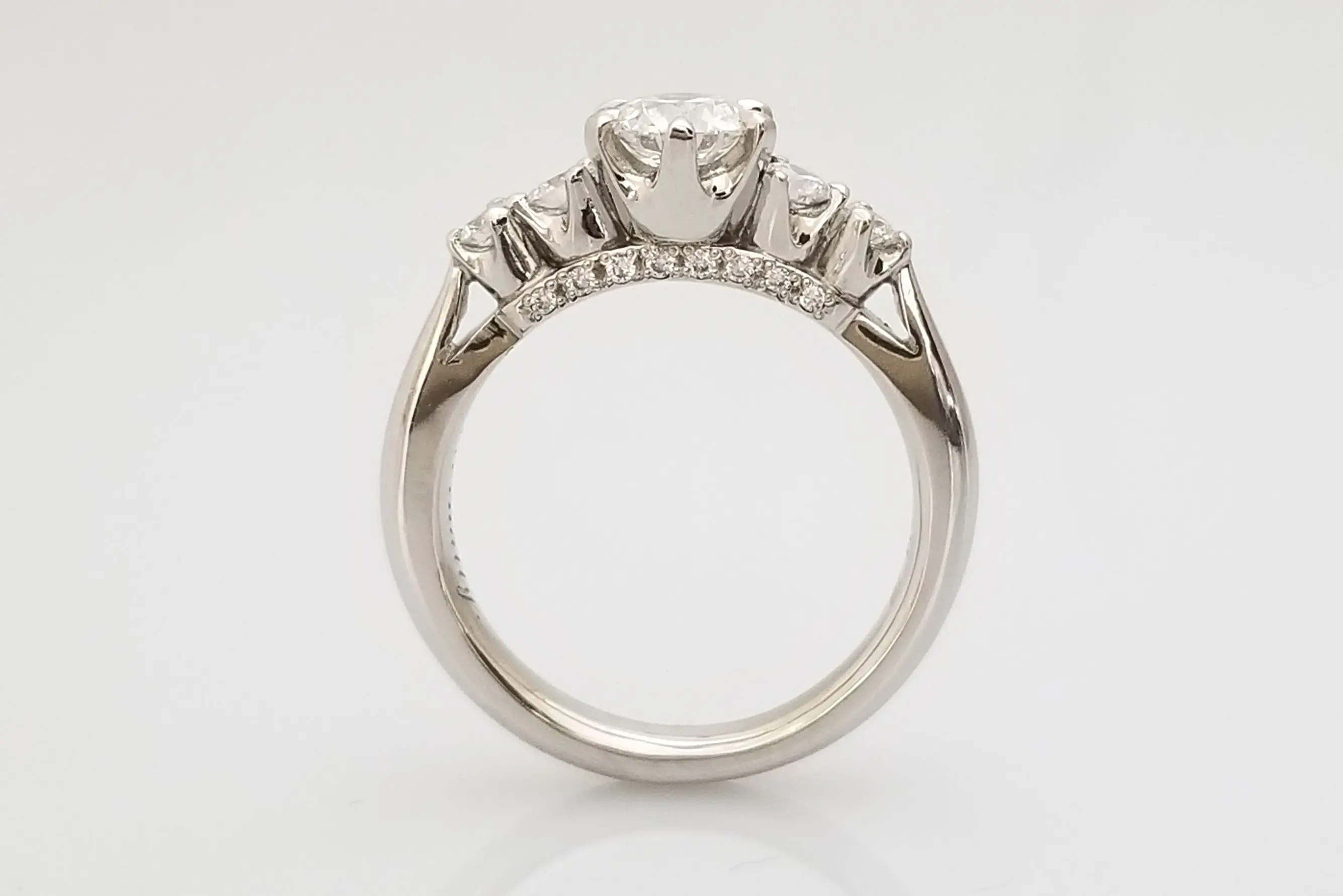ゴージャスダイヤモンドリング | 結婚・婚約指輪のオーダーメイドは
