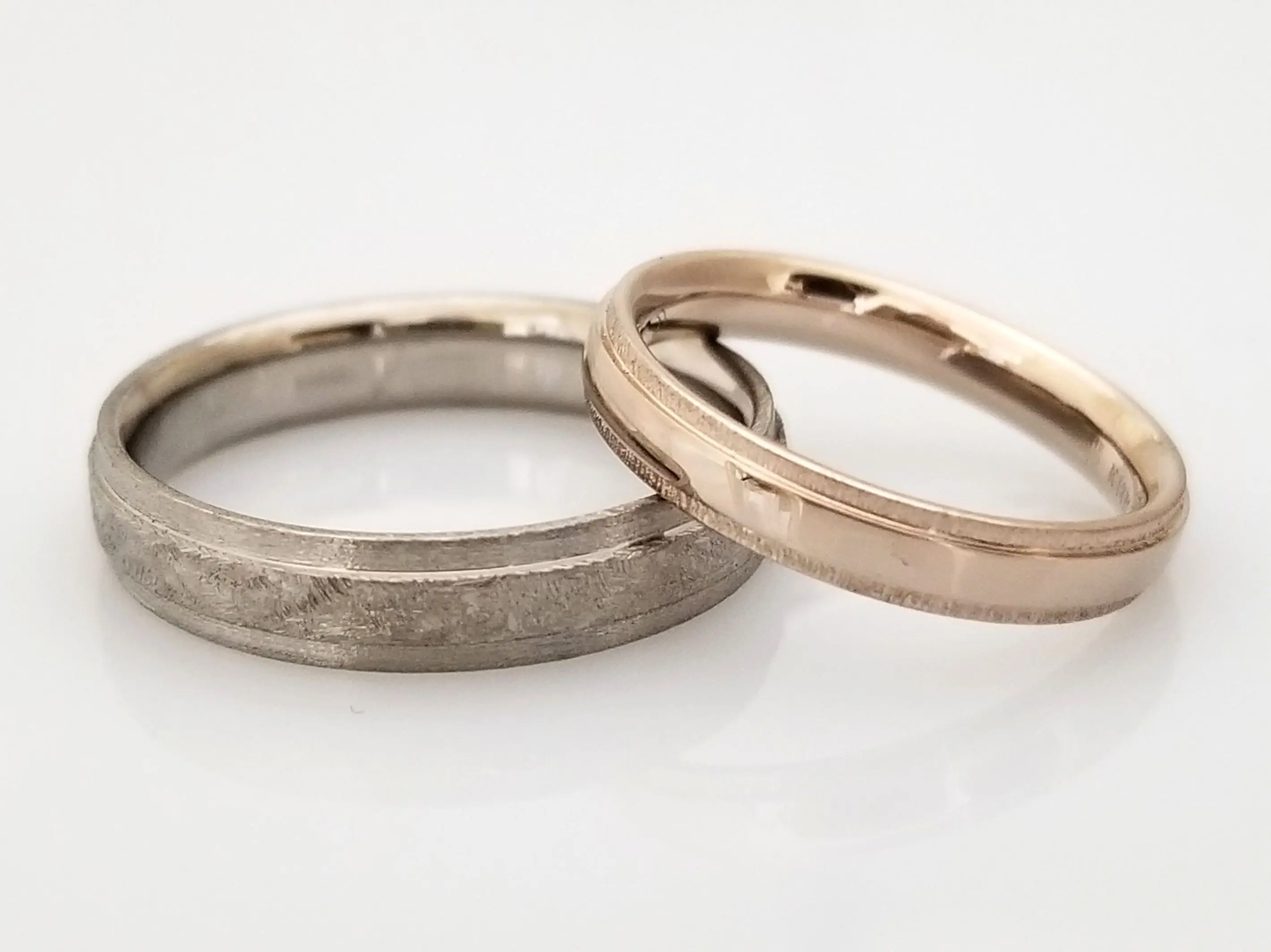 工具を駆使したテクスチャーのオリジナルマリッジリング | 結婚