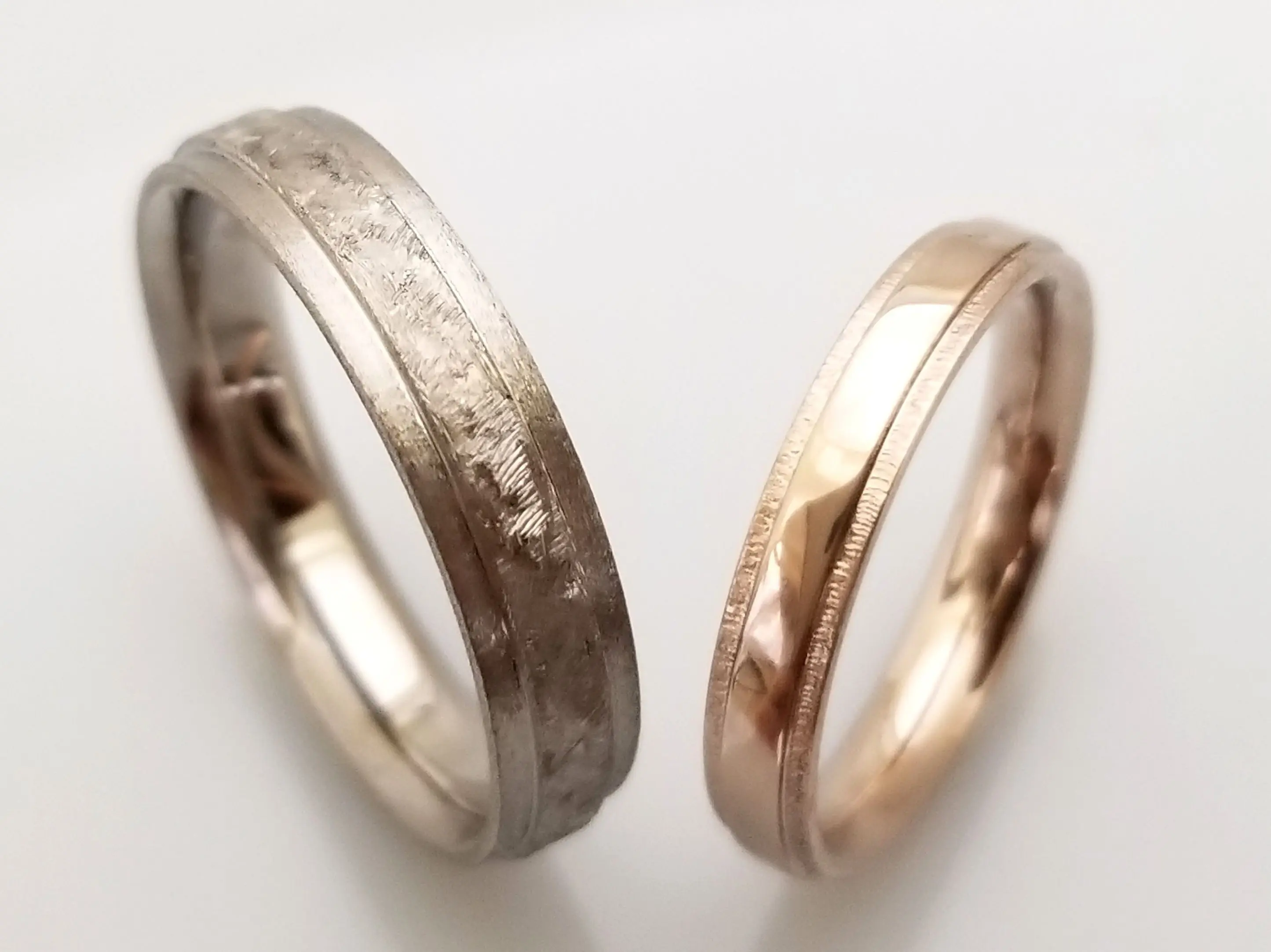 工具を駆使したテクスチャーのオリジナルマリッジリング | 結婚・婚約