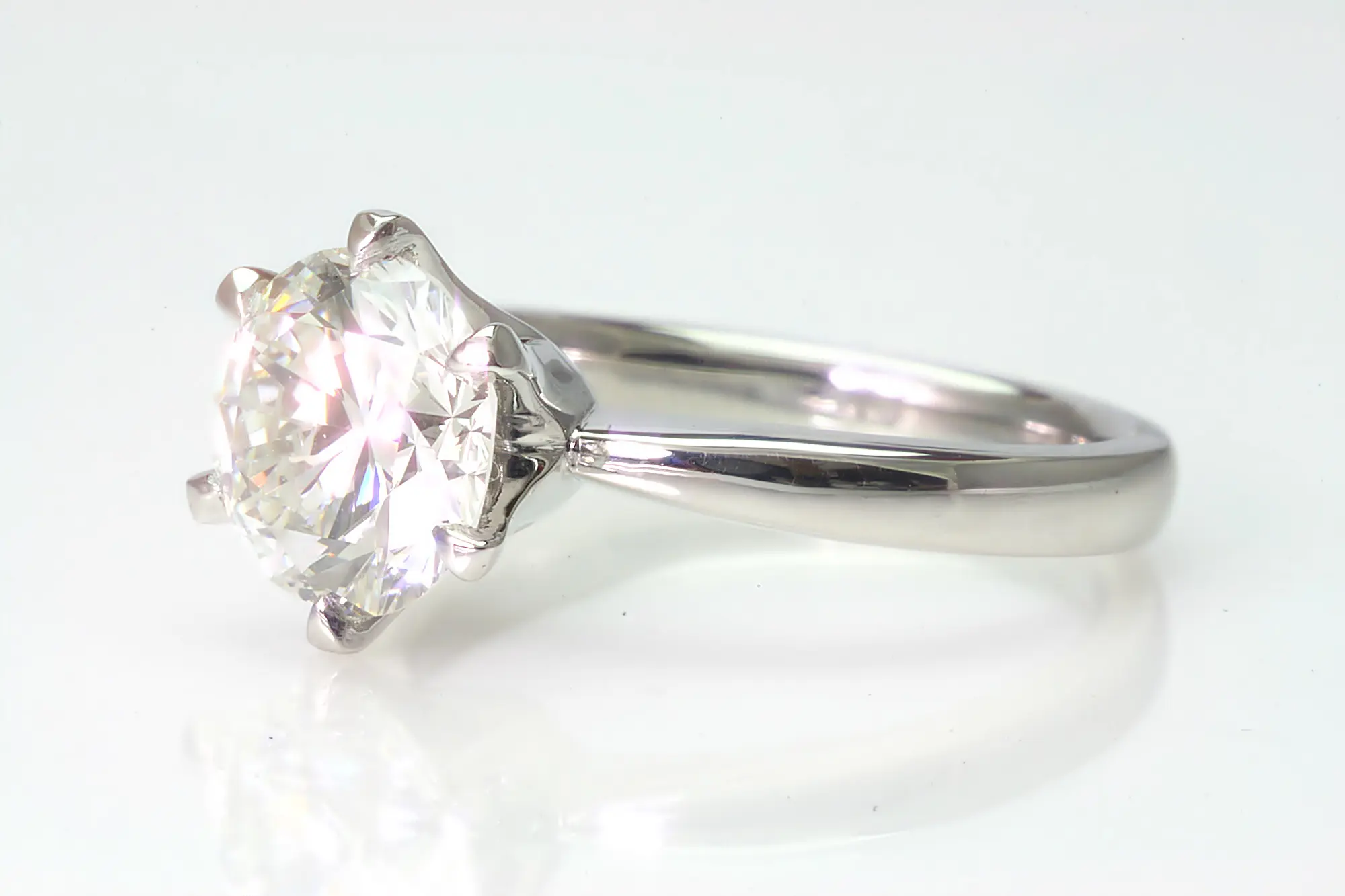 大粒のダイヤモンドが引き立つ、シンプルなエンゲージ | 結婚・婚約