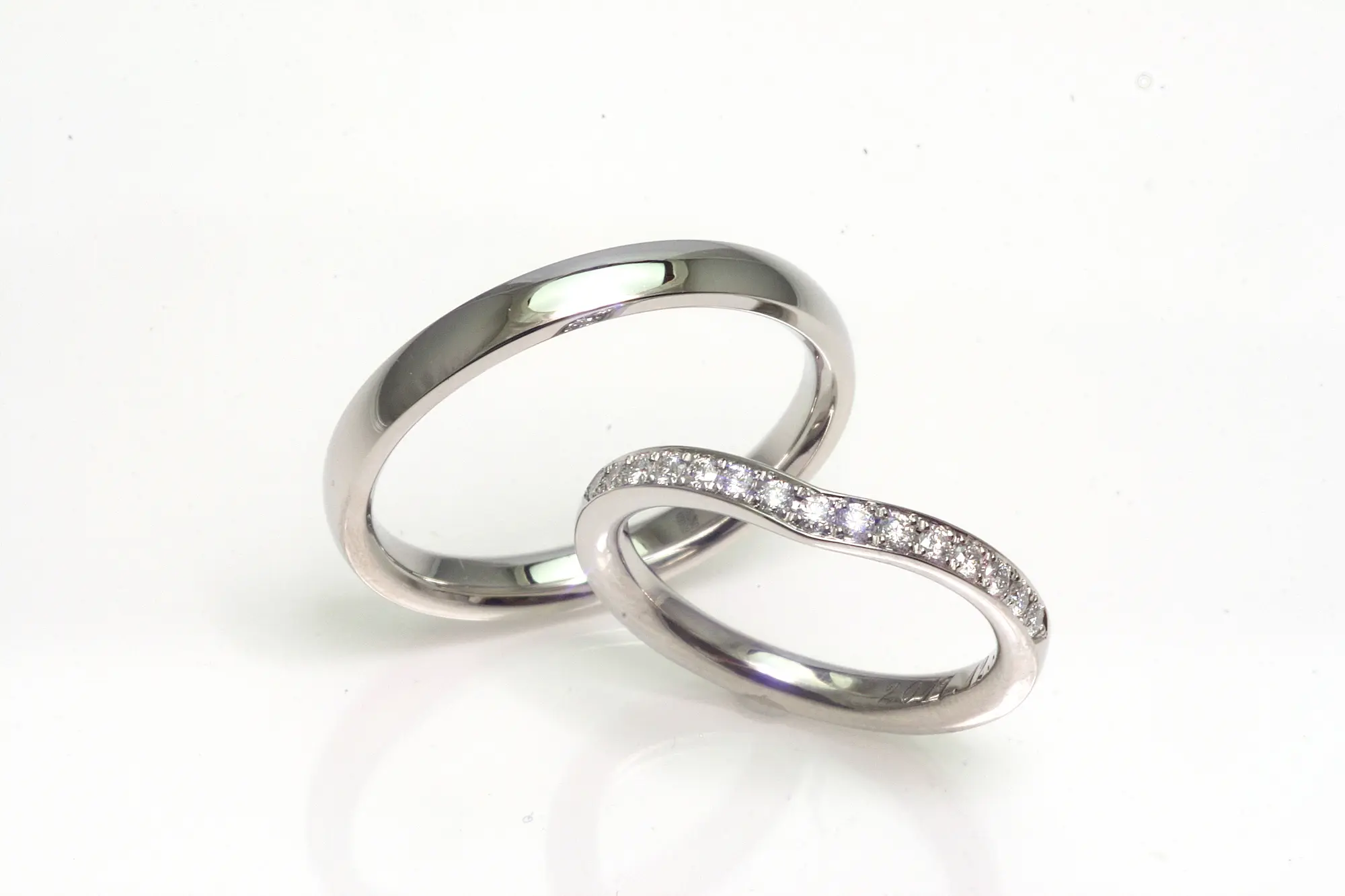 V字のハーフエタニティと、ストレートリングの組み合わせ | 結婚・婚約