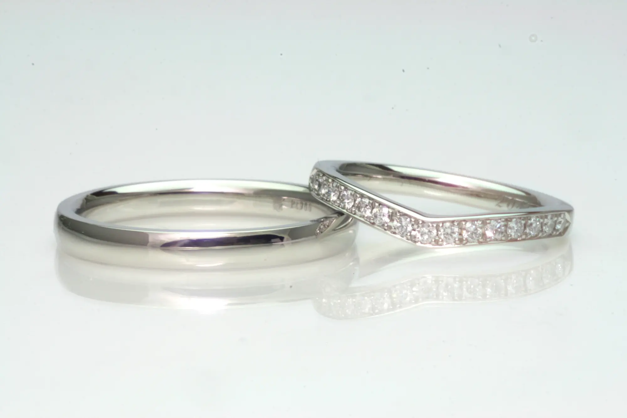 V字のハーフエタニティと、ストレートリングの組み合わせ | 結婚 V字のハーフエタニティと、ストレートリングの組み合わせ | 結婚
