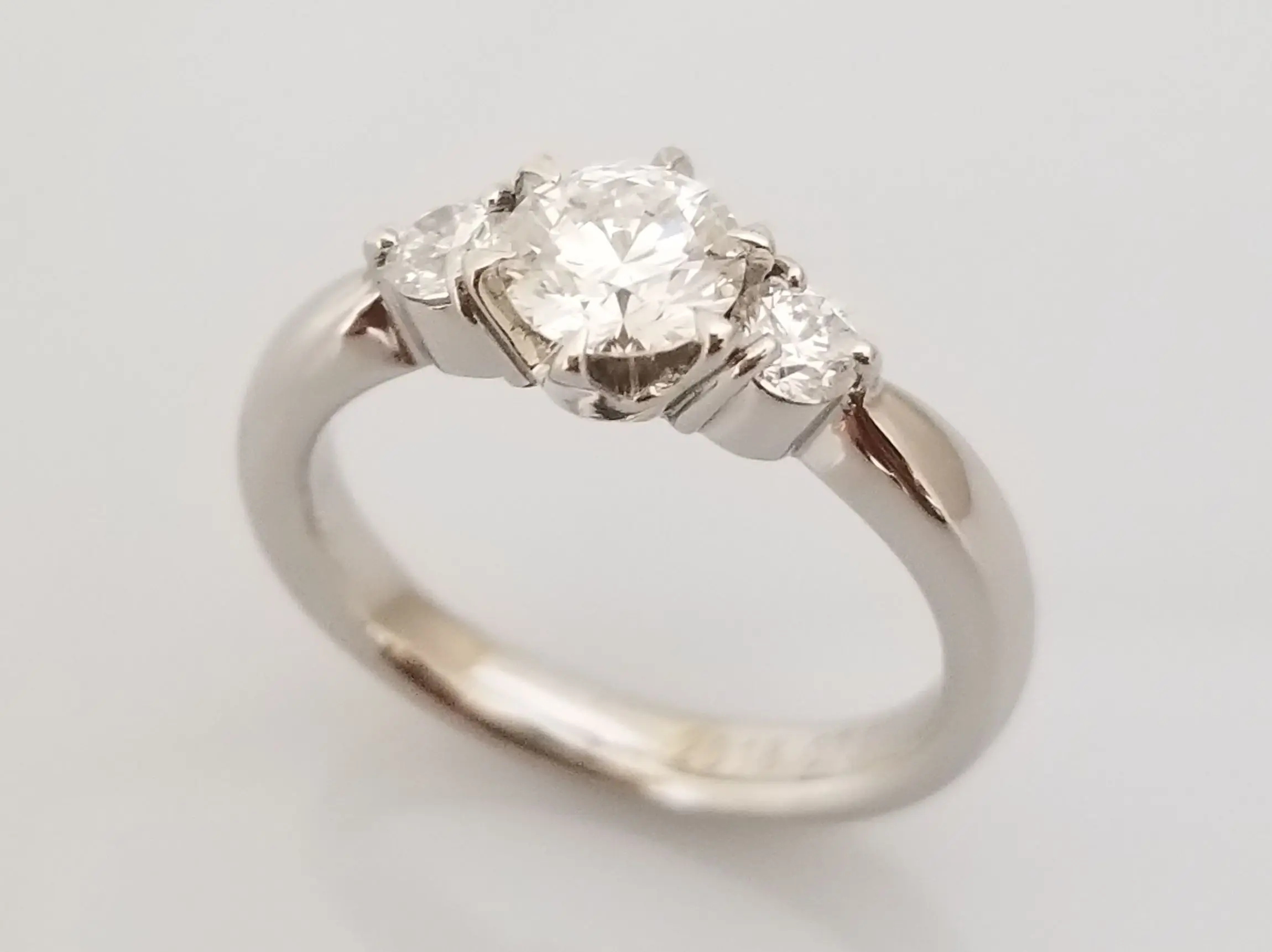華やかな鍛造製法でのご婚約指輪 | 結婚・婚約指輪のオーダーメイドは 