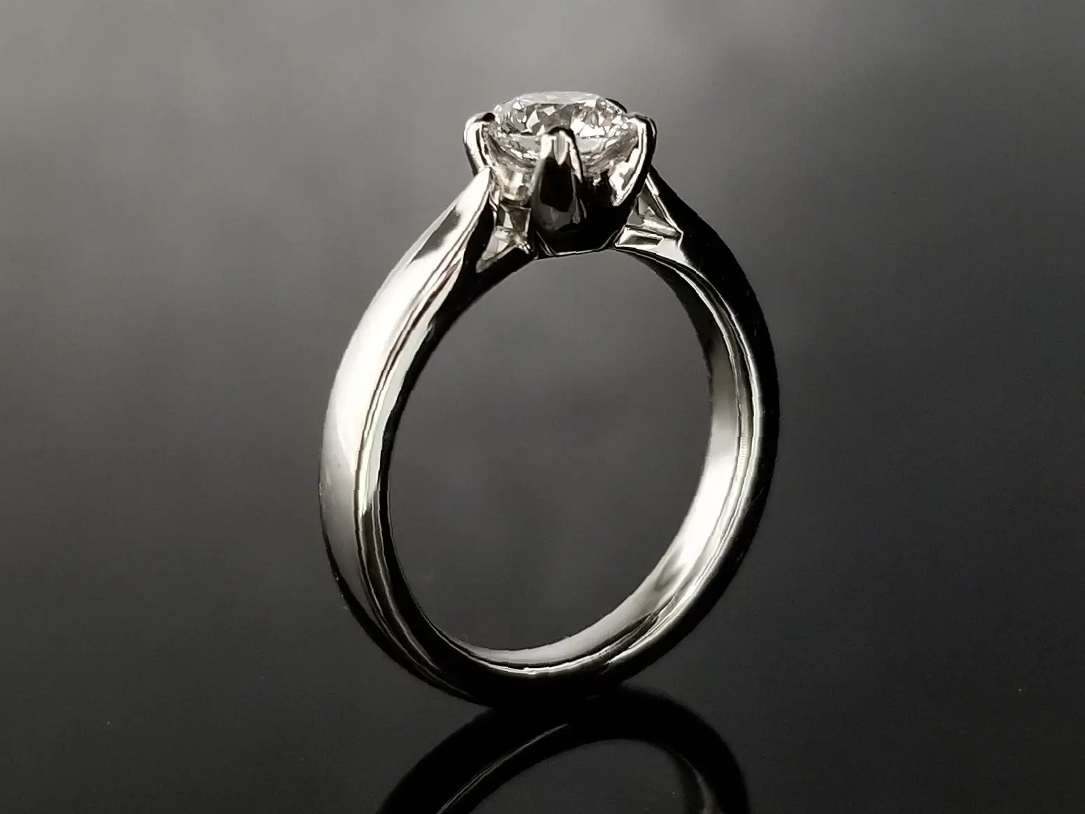 どこから見ても可愛い！こだわりのご婚約指輪 | 結婚・婚約指輪の