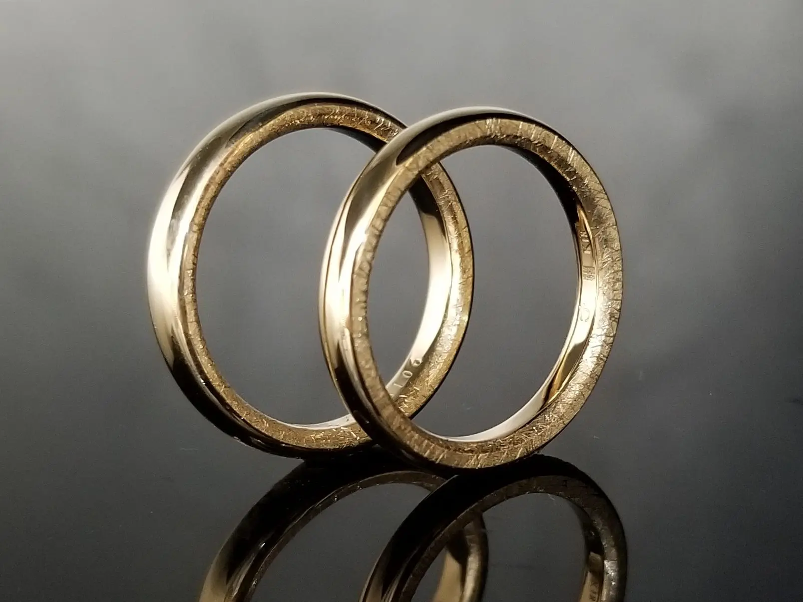 スクラッチが織りなす素敵な結婚指輪 | 結婚・婚約指輪のオーダー