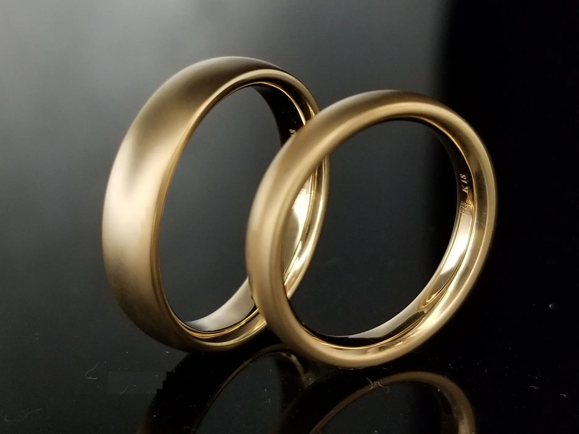 重厚なイエローゴールドのマリッジリング | 結婚・婚約指輪の
