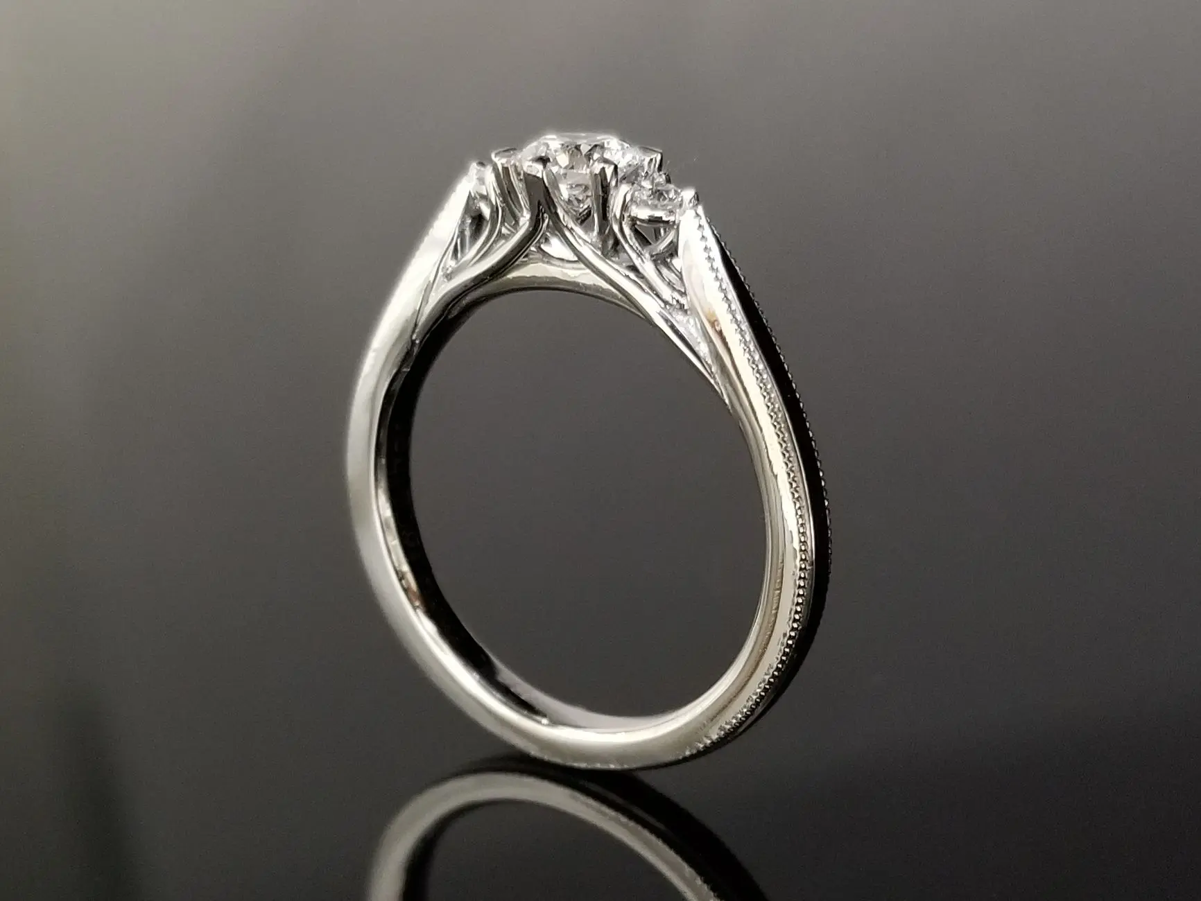 ダイヤモンドが美しく輝く | 結婚・婚約指輪のオーダーメイドは