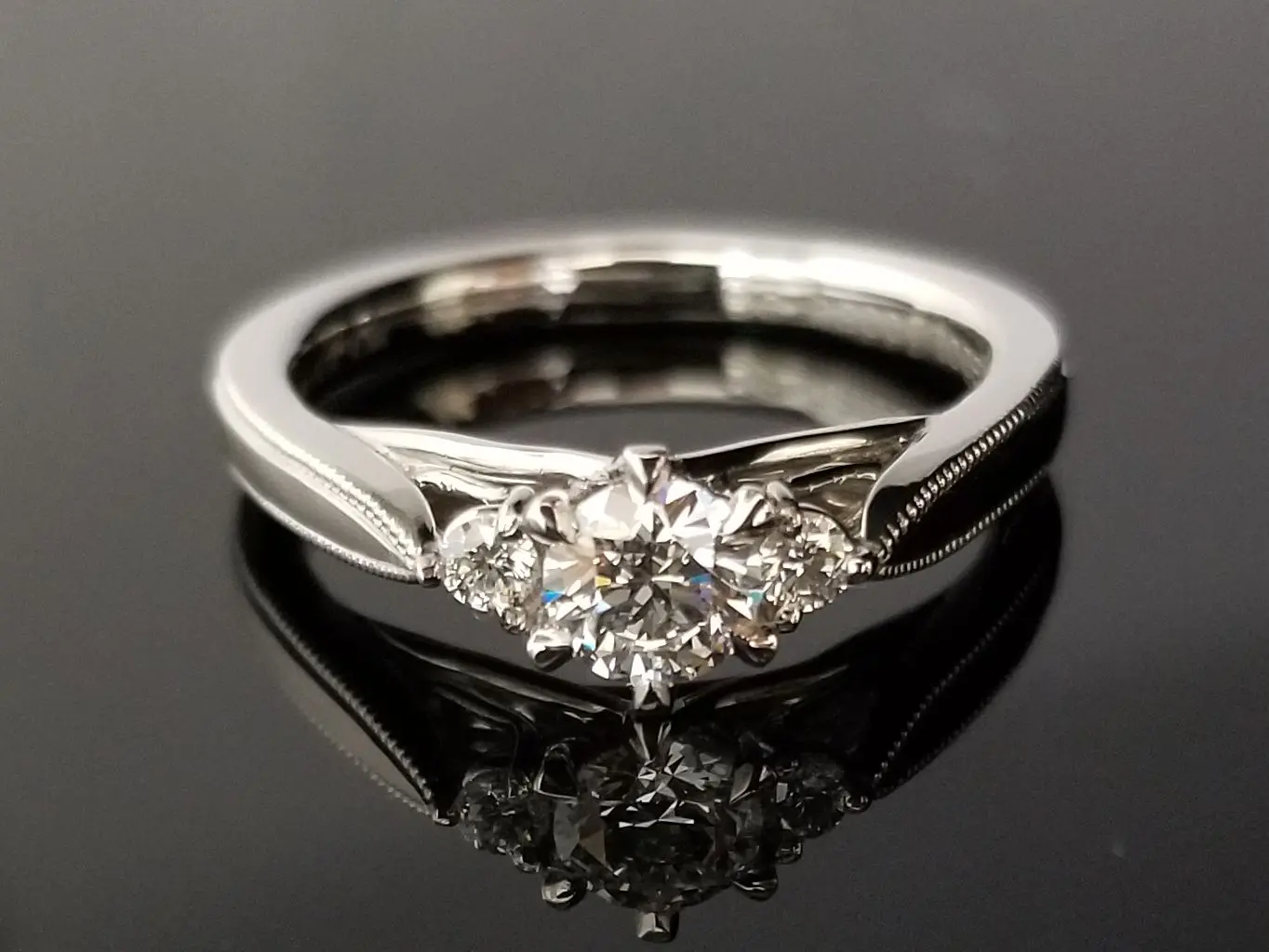 ダイヤモンドが美しく輝く | 結婚・婚約指輪のオーダーメイドは