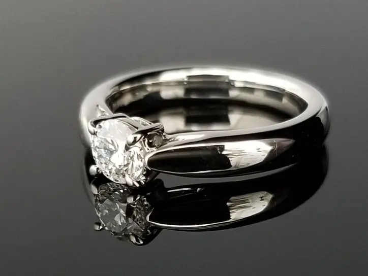 4本爪の大人なデザイン | 結婚・婚約指輪のオーダーメイドは鍛造指輪