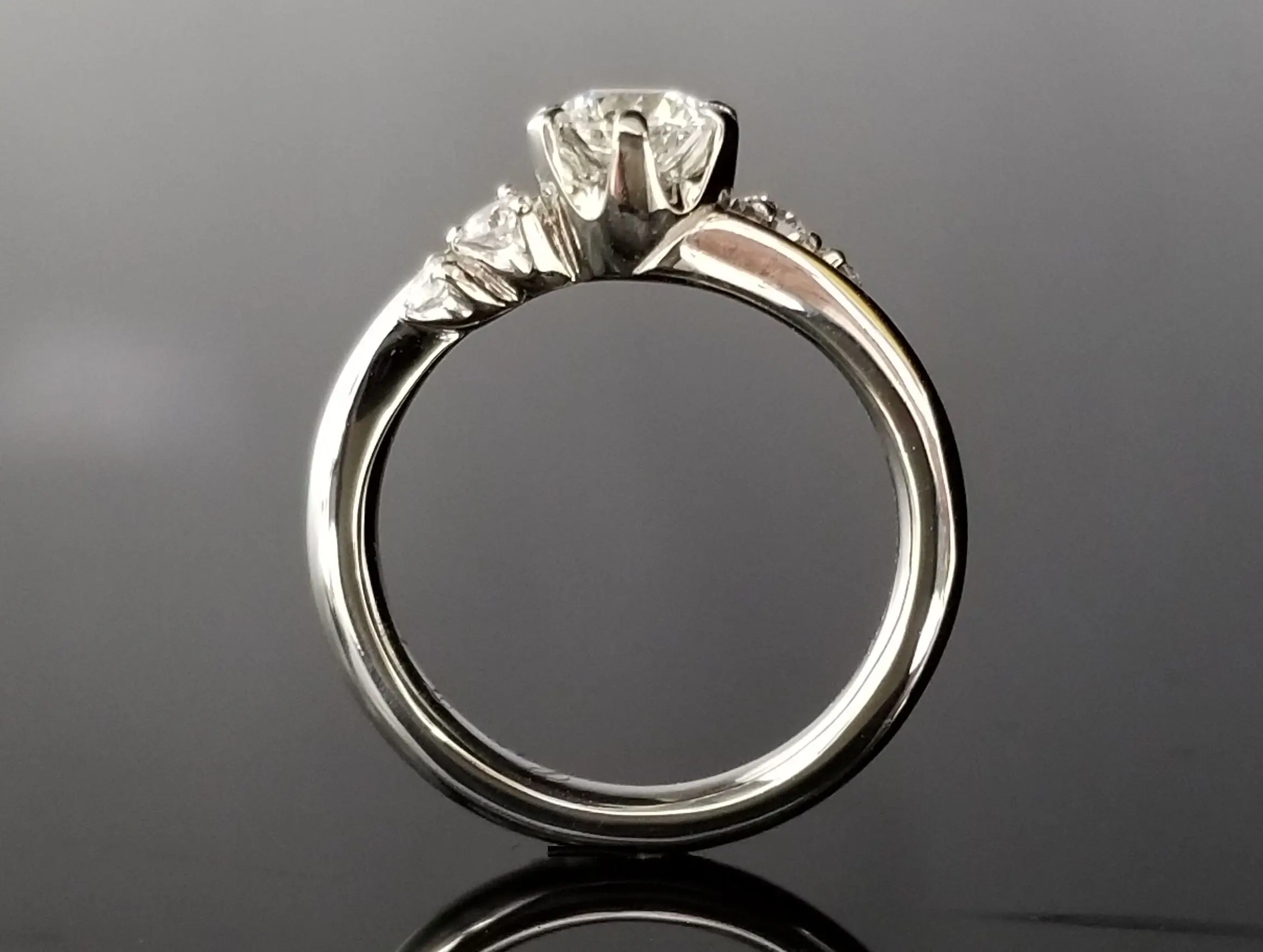 両サイドのダイヤモンドがアクセントに | 結婚・婚約指輪の