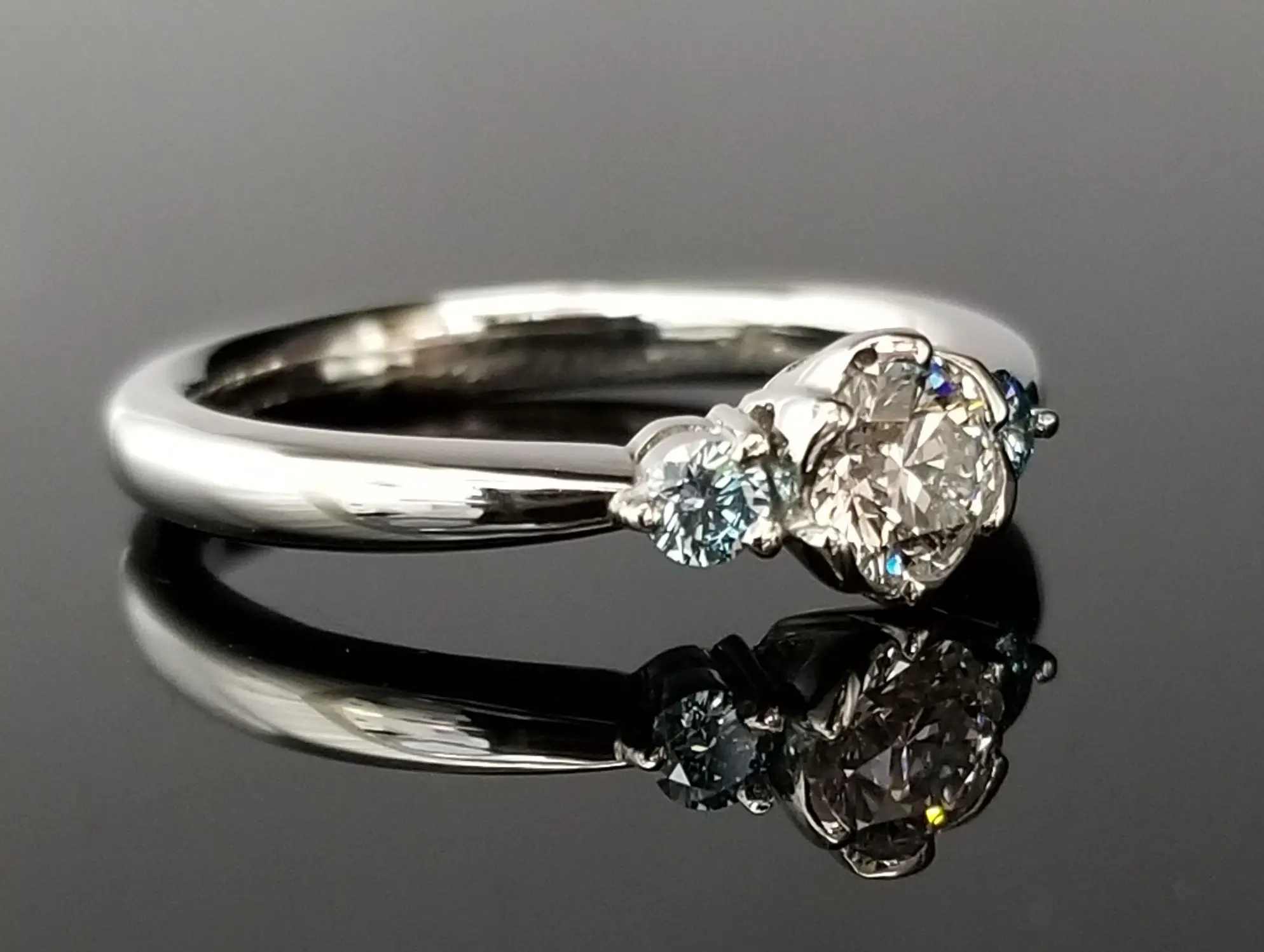 お花デザインの婚約指輪 | 結婚・婚約指輪のオーダーメイドは鍛造指輪