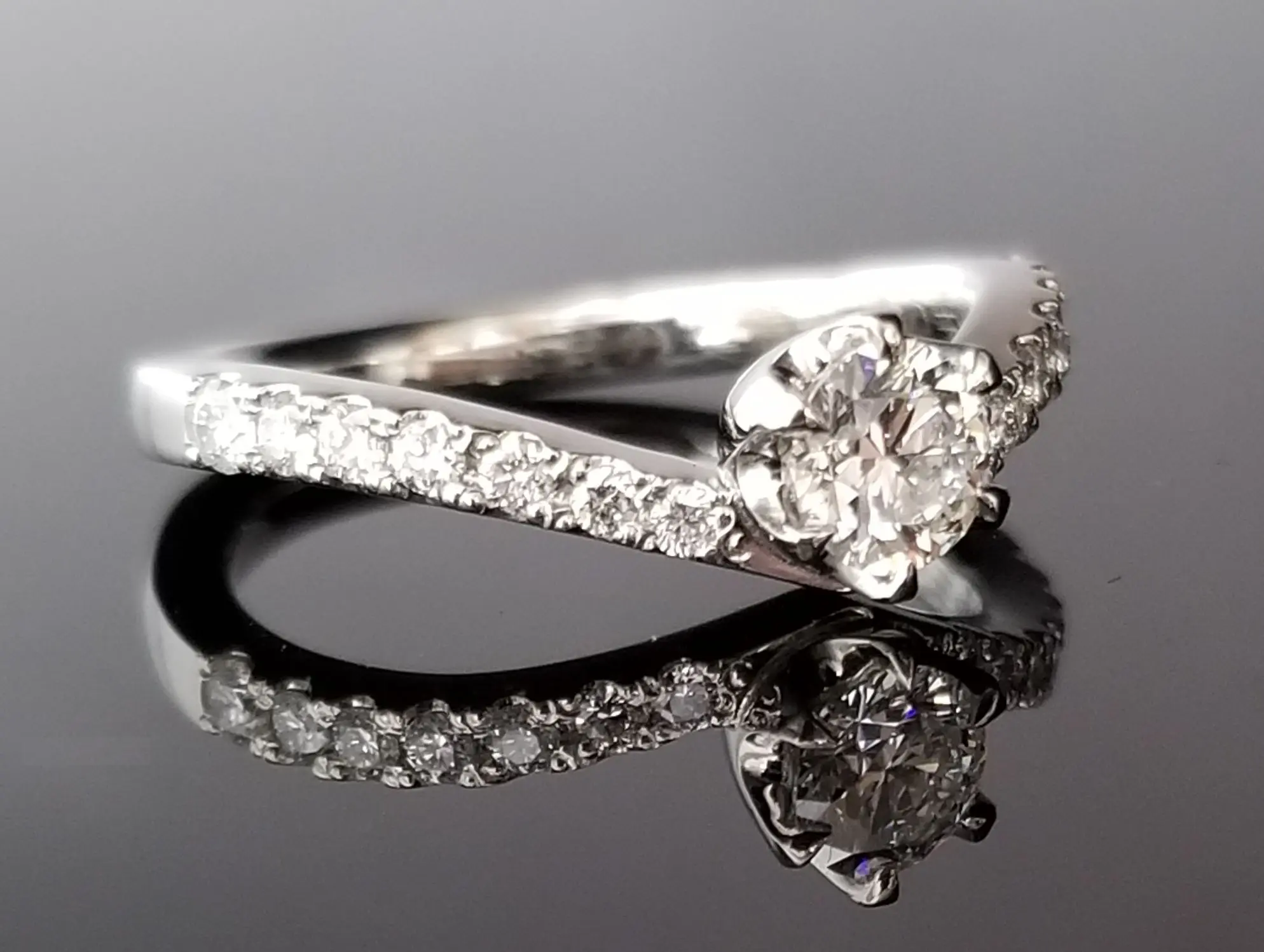 V字リングのハーフエタニティ | 結婚・婚約指輪のオーダーメイドは