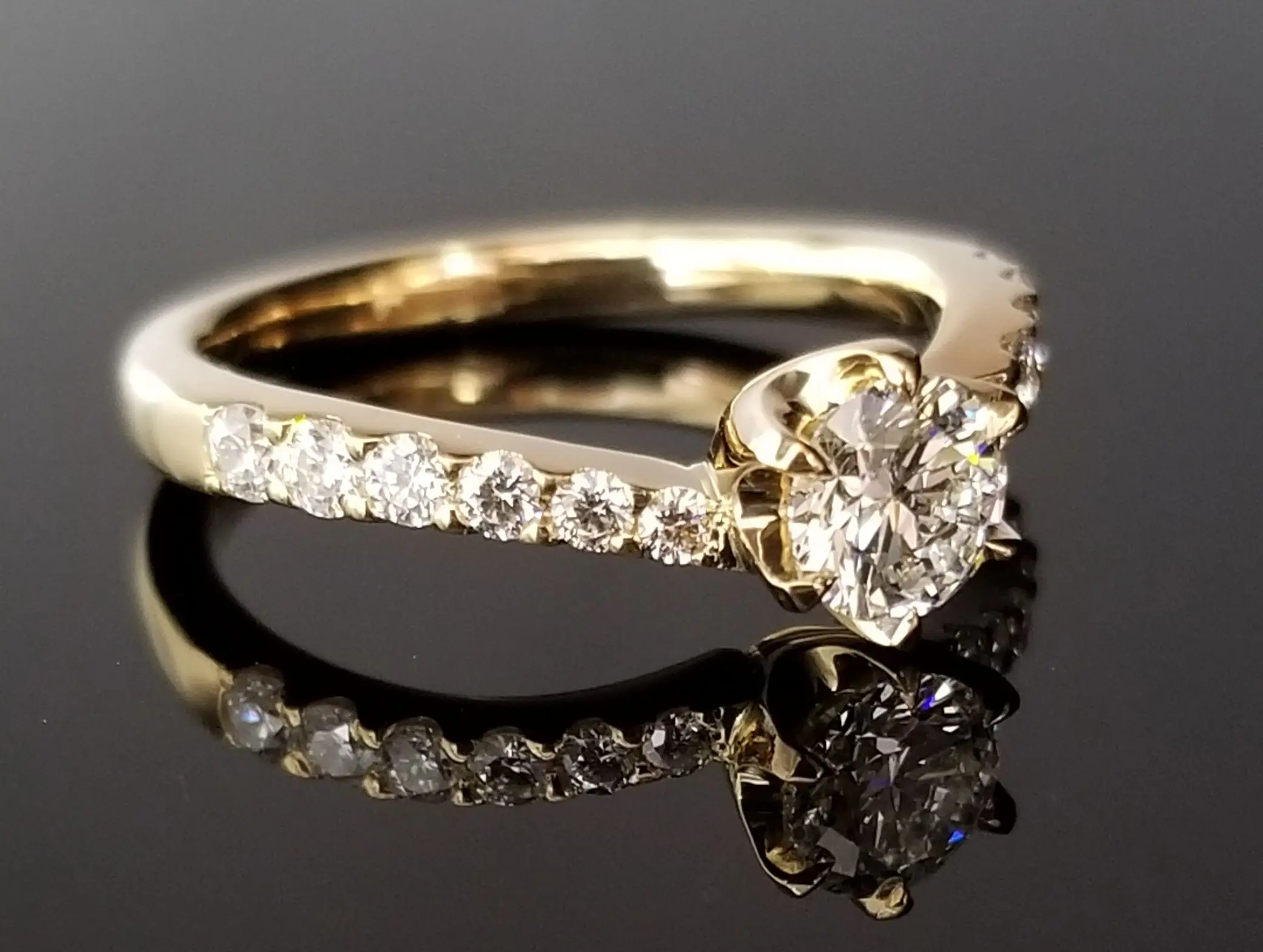 ゴールドのハーフエタニティリング | 結婚・婚約指輪のオーダー ゴールドのハーフエタニティリング | 結婚・婚約指輪のオーダー