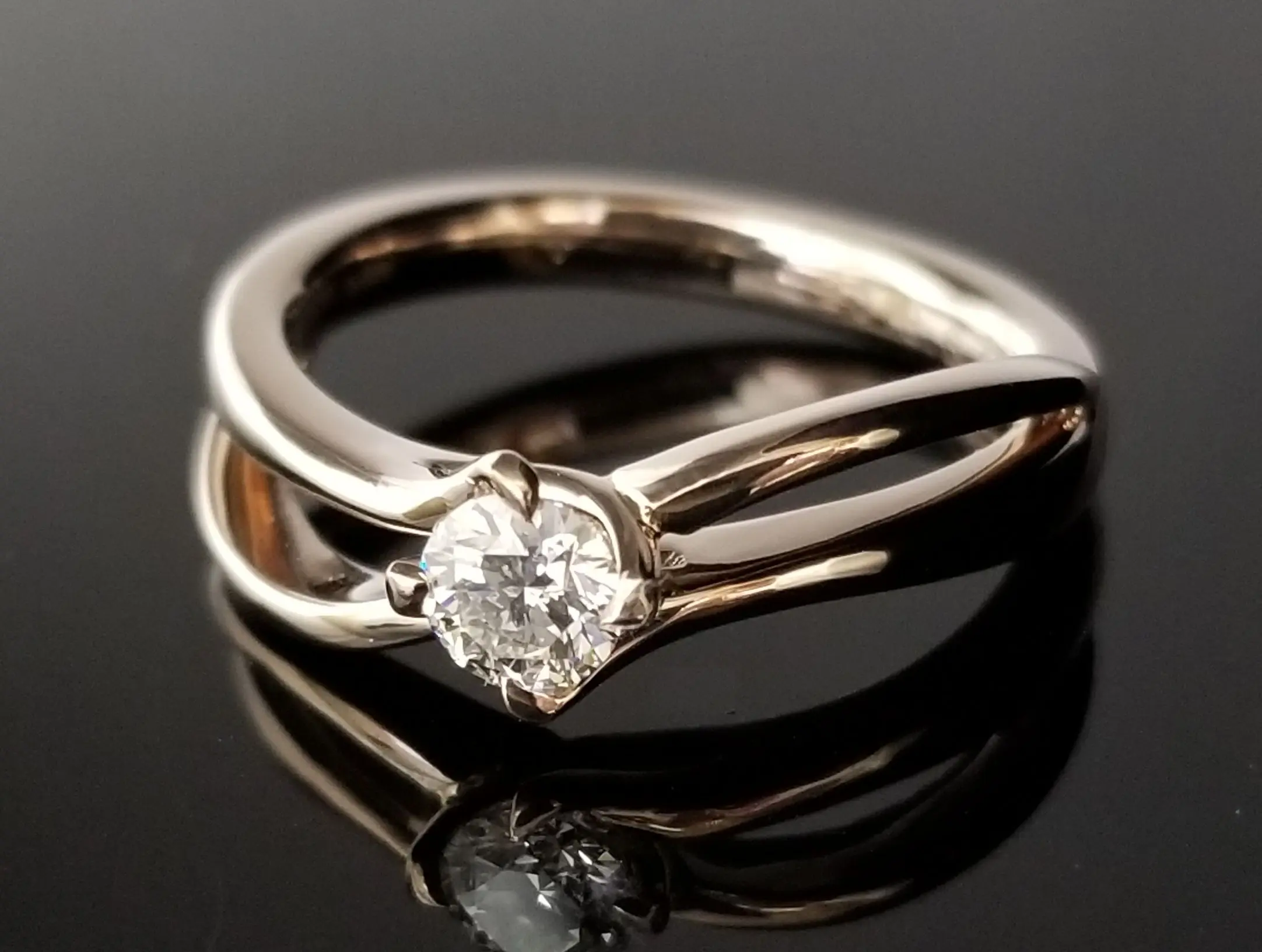 コーラルゴールドのウェーブデザイン | 結婚・婚約指輪の